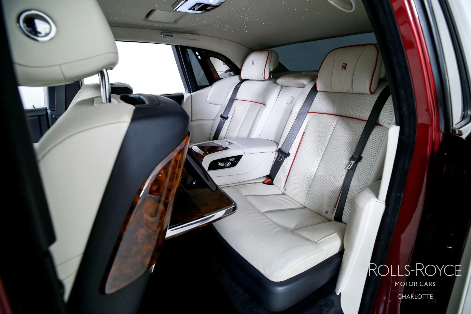 mph018_1913914151_Used_2019_Rolls_Royce_Phantom_1760804131_8dbdf3c814