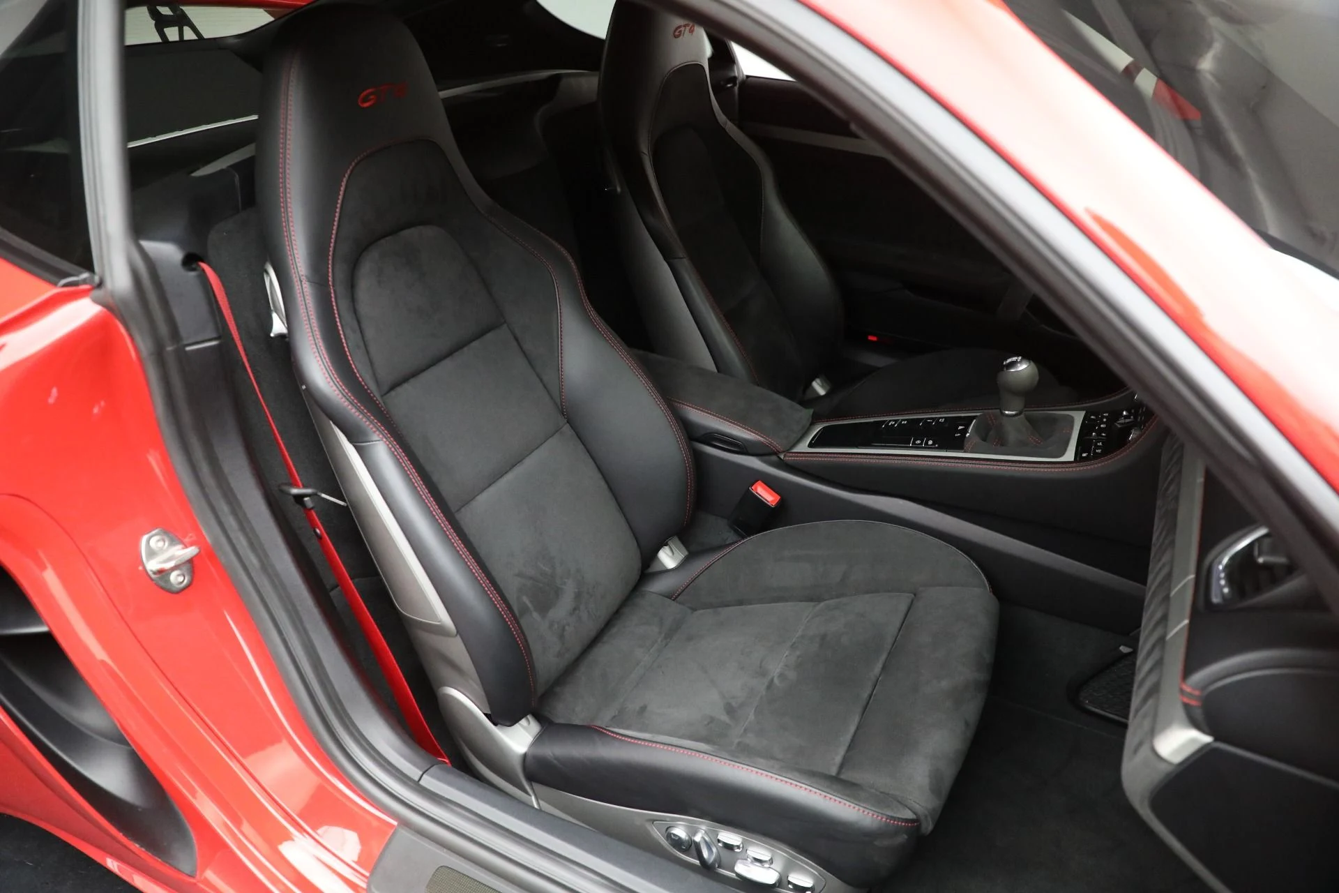 mph018_1920997870_Used_2021_Porsche_718_Cayman_GT_4_caa39d9c5b