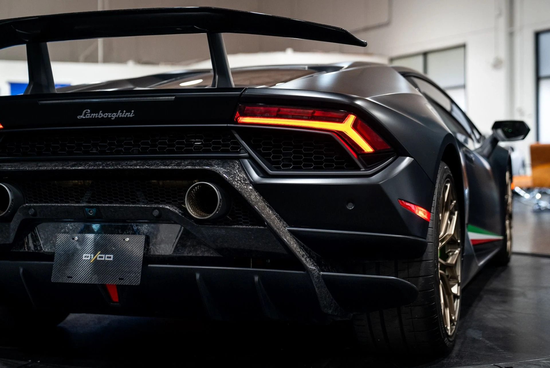 mph018_1929048094_Used_2018_Lamborghini_Huracan_LP_640_4_Performante_Ad_Personam_Paint_and_Interior_Massive_Sticker_1769178126_bc47a2892c