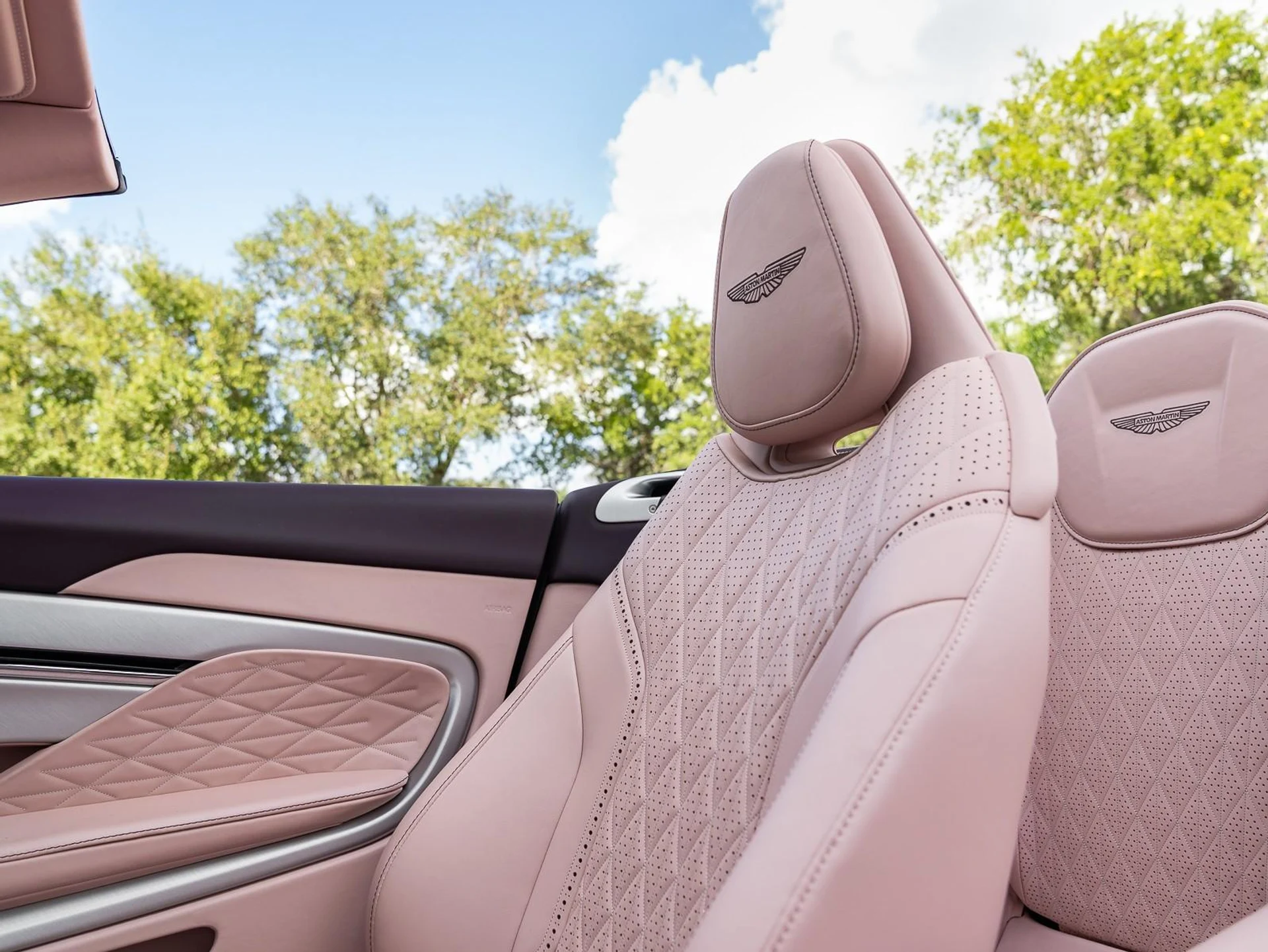 mph018_1937464122_Used_2025_Aston_Martin_DB_12_1761167143_2ab07c2c45