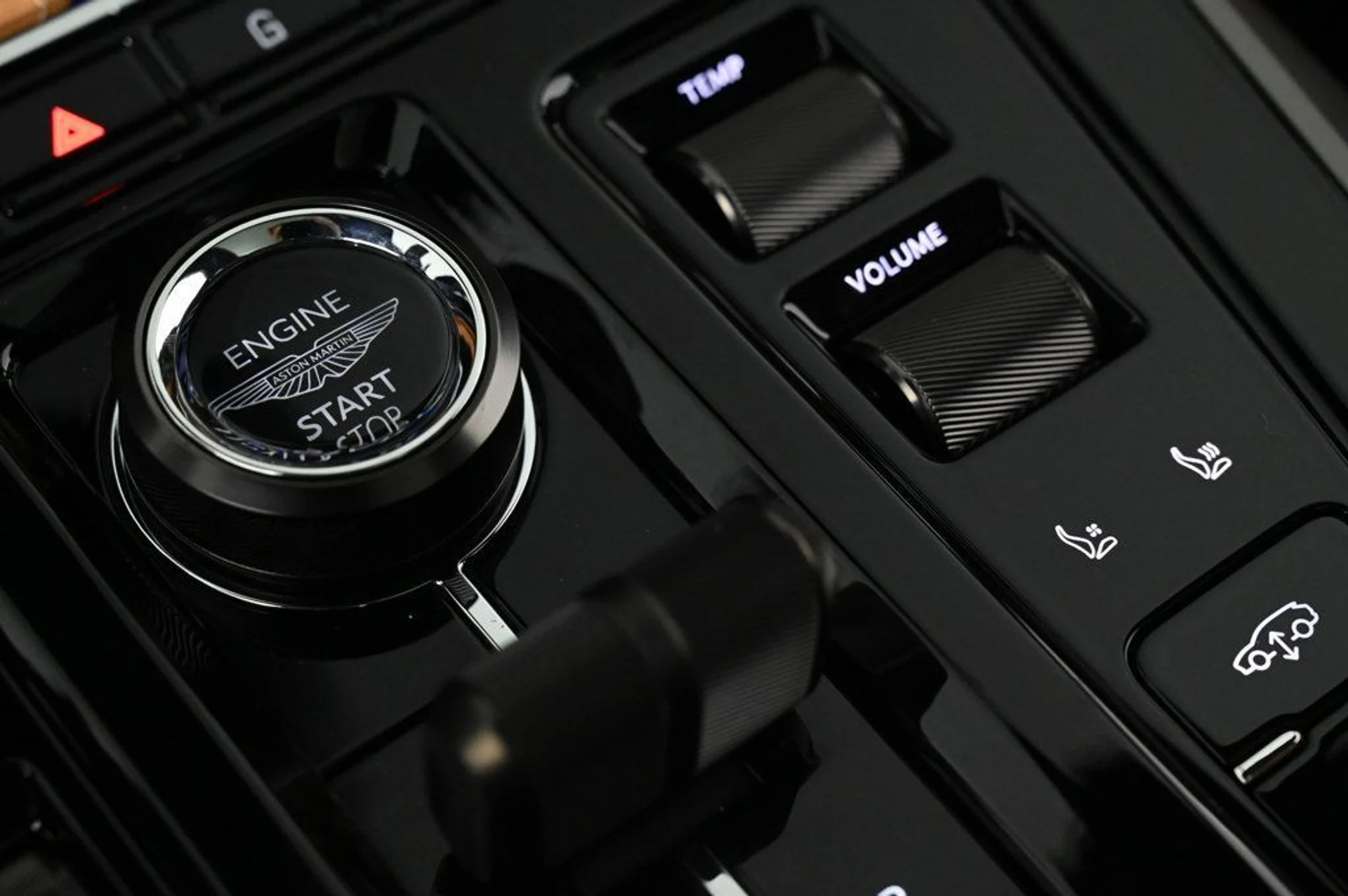 mph018_1940491652_new_2026_aston_martin_dbx_707awd_11350_22968765_19_1024_d800467991