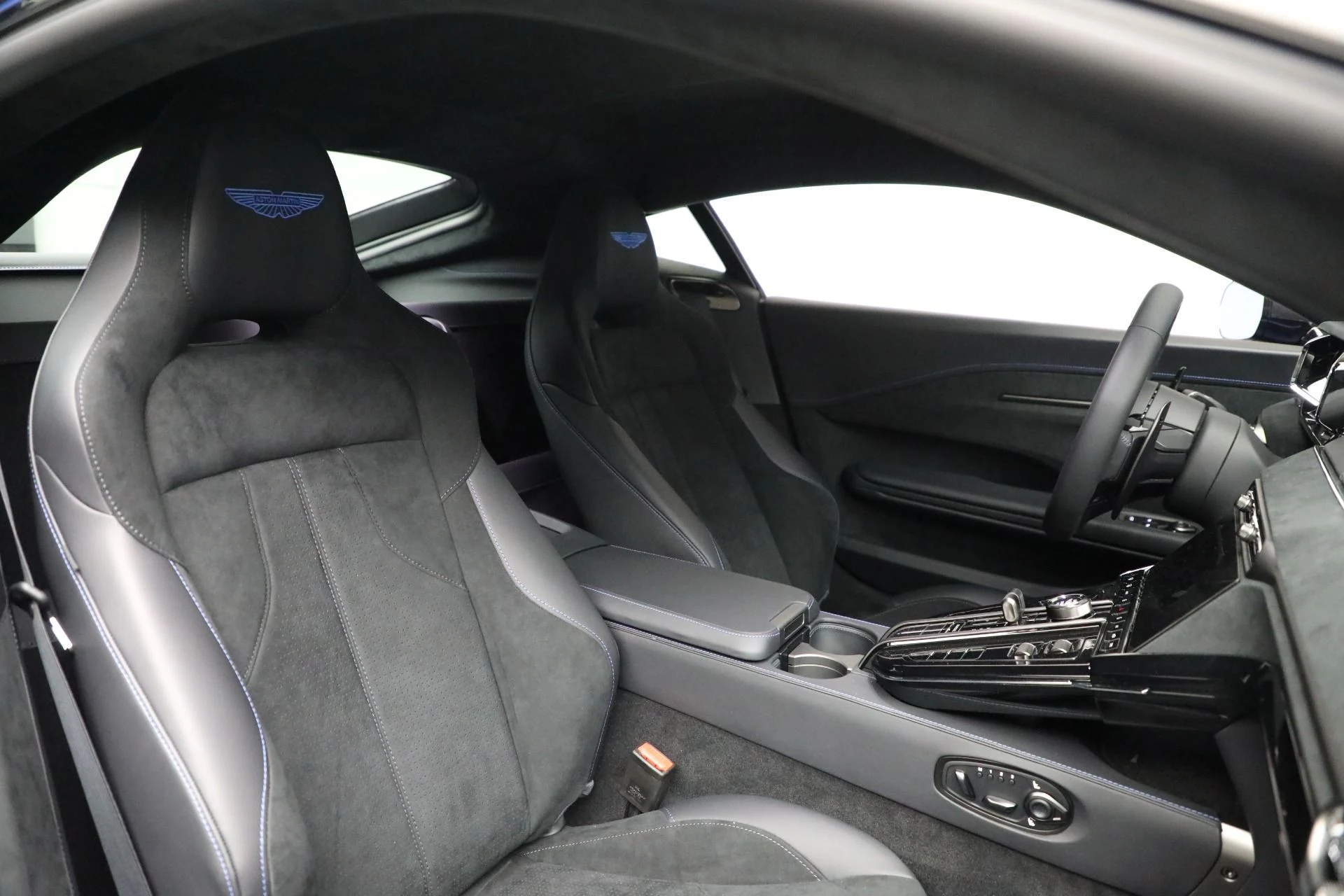 mph018_1948581595_Used_2025_Aston_Martin_Vantage_1744376528_c37e191927