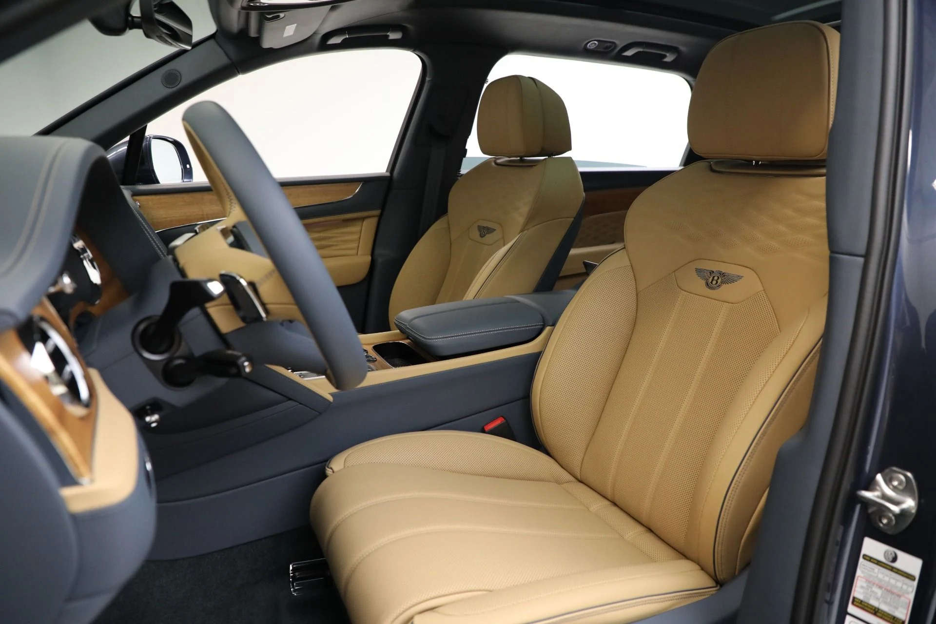 mph018_1964504413_New_2025_Bentley_Bentayga_EWB_Azure_V8_06984795b3