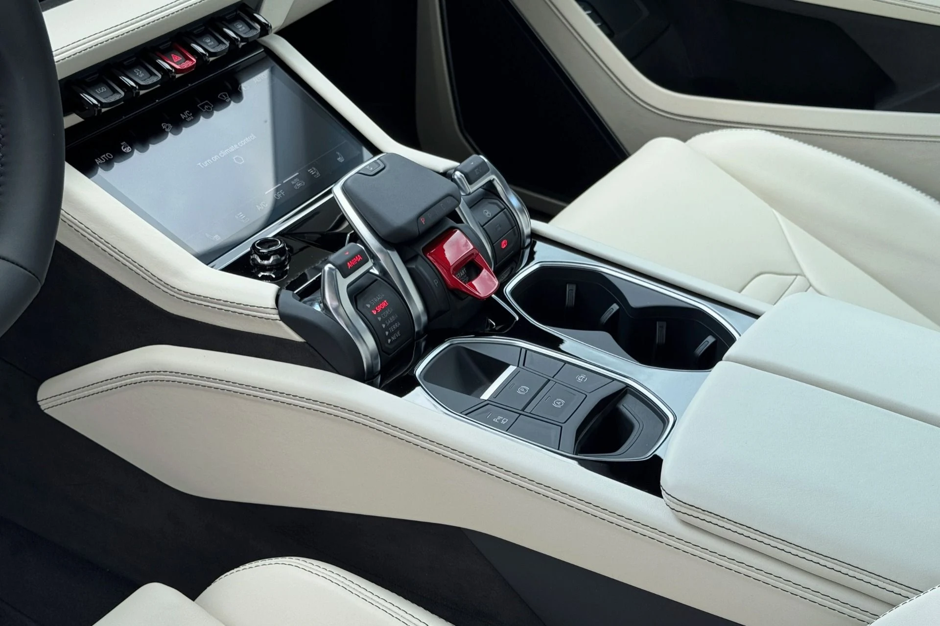 mph018_1966500553_Used_2025_Lamborghini_Urus_SE_1764805362_0b77873d7b