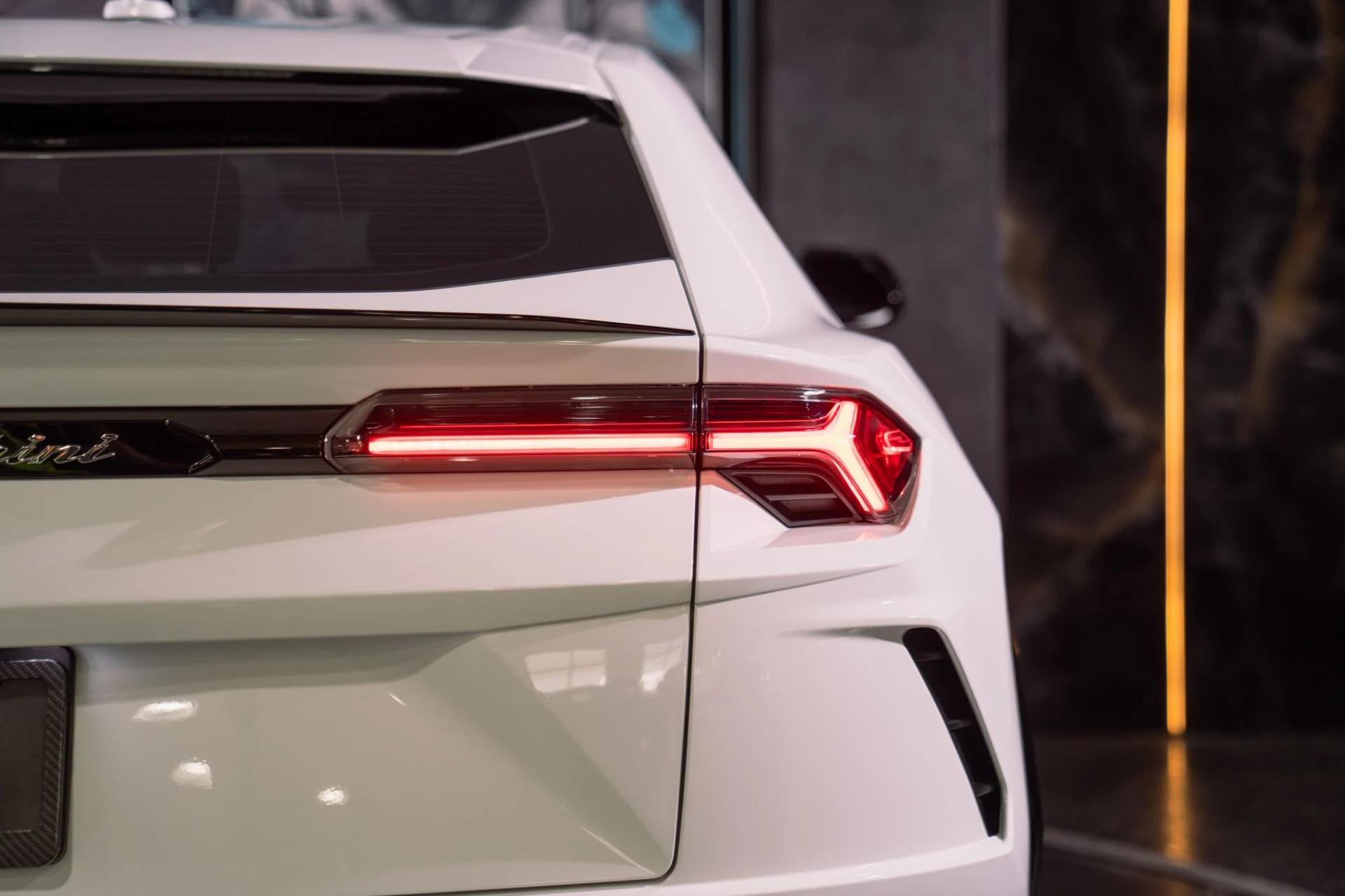 mph018_1971231415_Used_2022_Lamborghini_Urus_Full_Carbon_Interior_Package_1792255478_c0c4a0b407