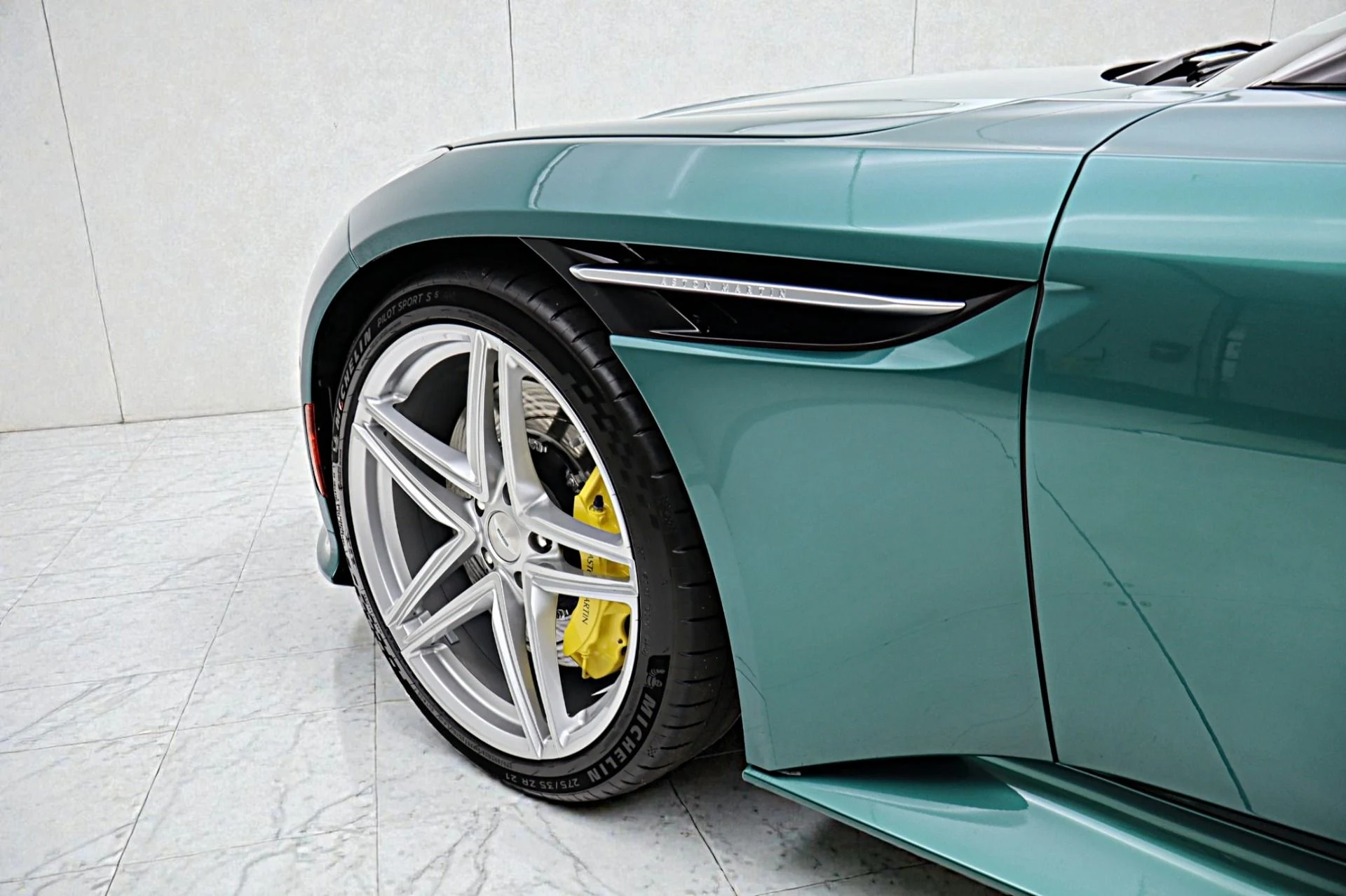 mph018_2016837172_New_2026_Aston_Martin_DB_12_Volante_7e98594866