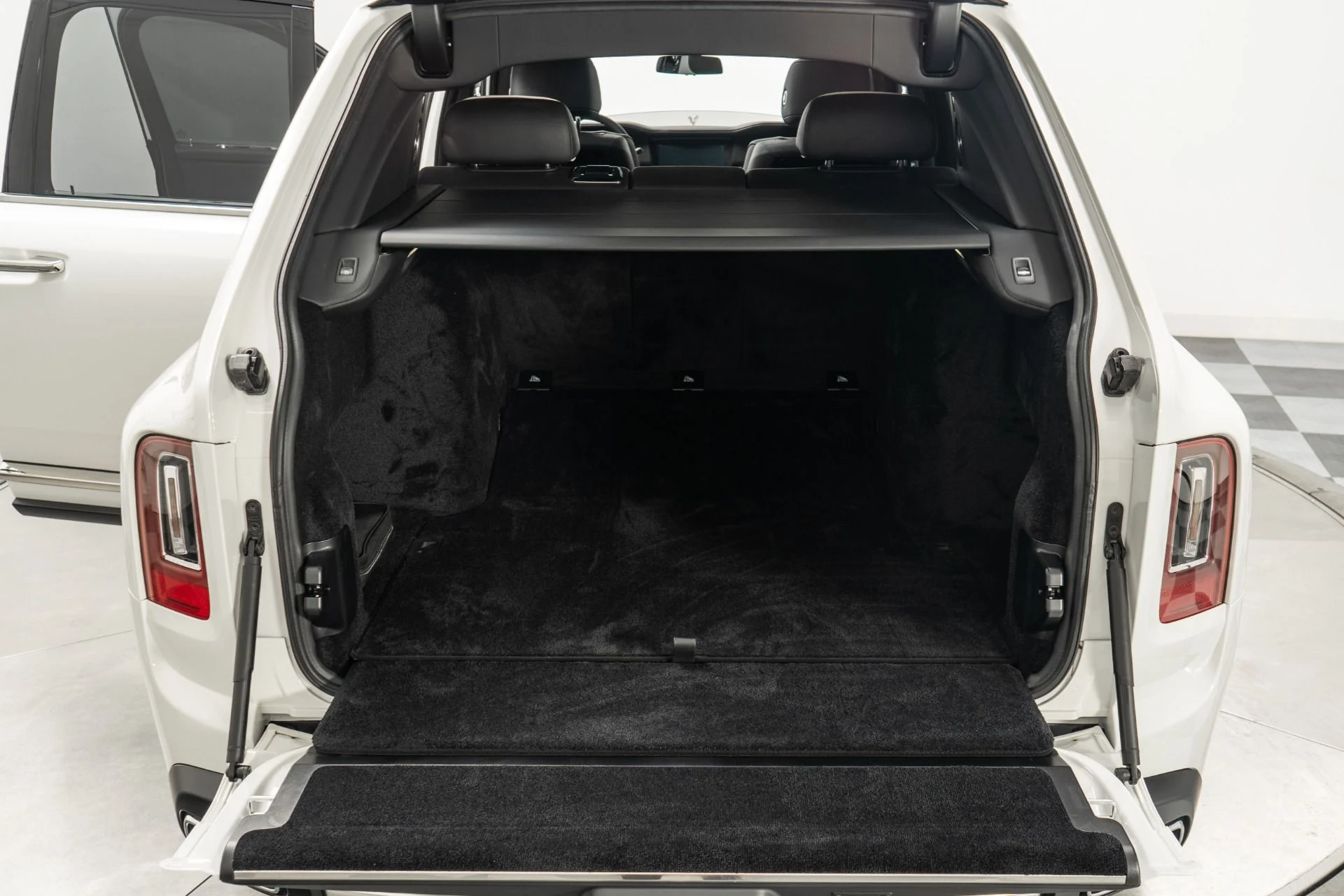 mph018_2016960069_Used_2020_Rolls_Royce_Cullinan_Polished_22_Wheels_Rear_Theatre_Configuration_Rolls_Royce_Bespoke_Audio_1771596522_e9064219aa