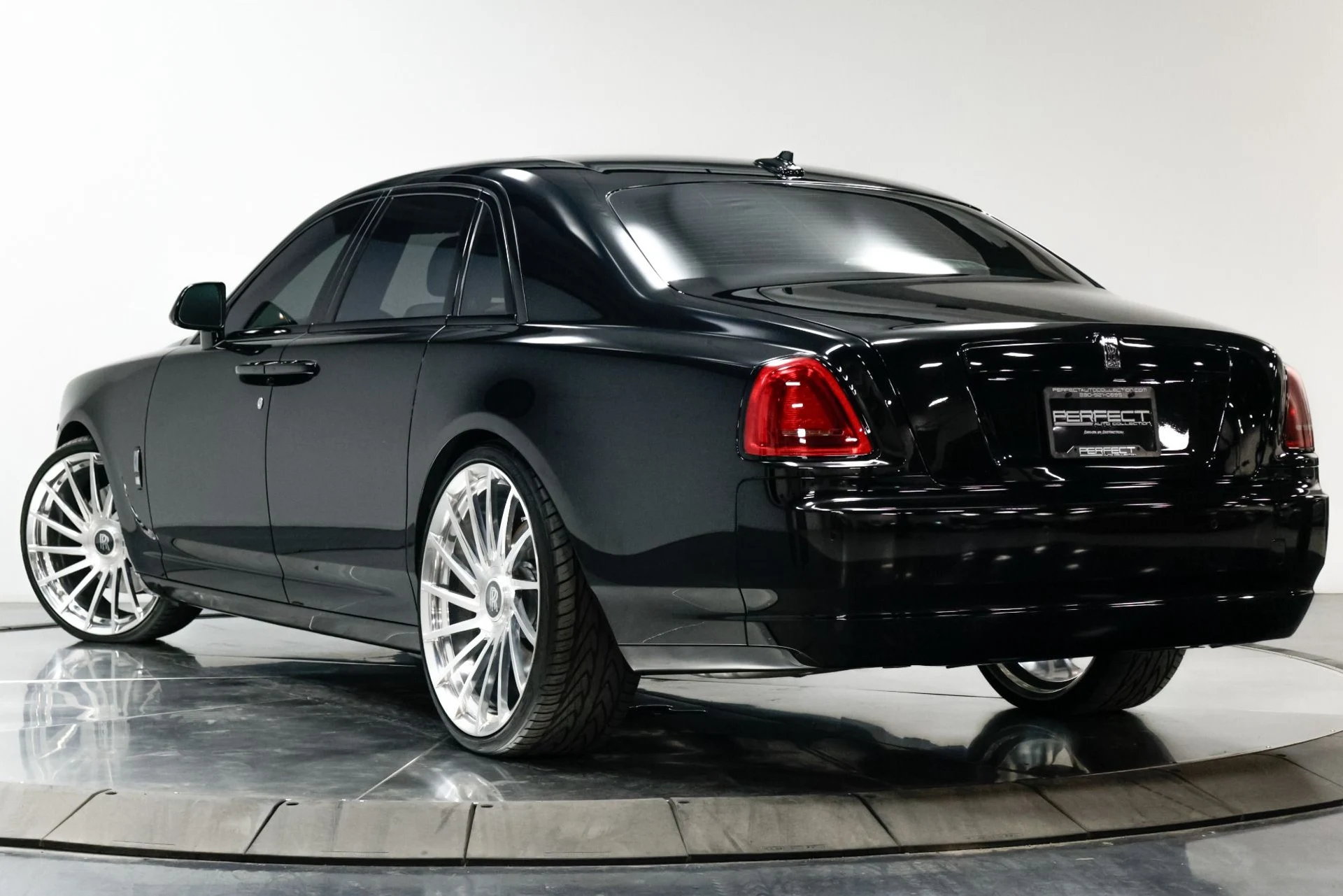 mph018_2023341833_Used_2015_Rolls_Royce_Ghost_Base_1760537897_b319d6b9b9