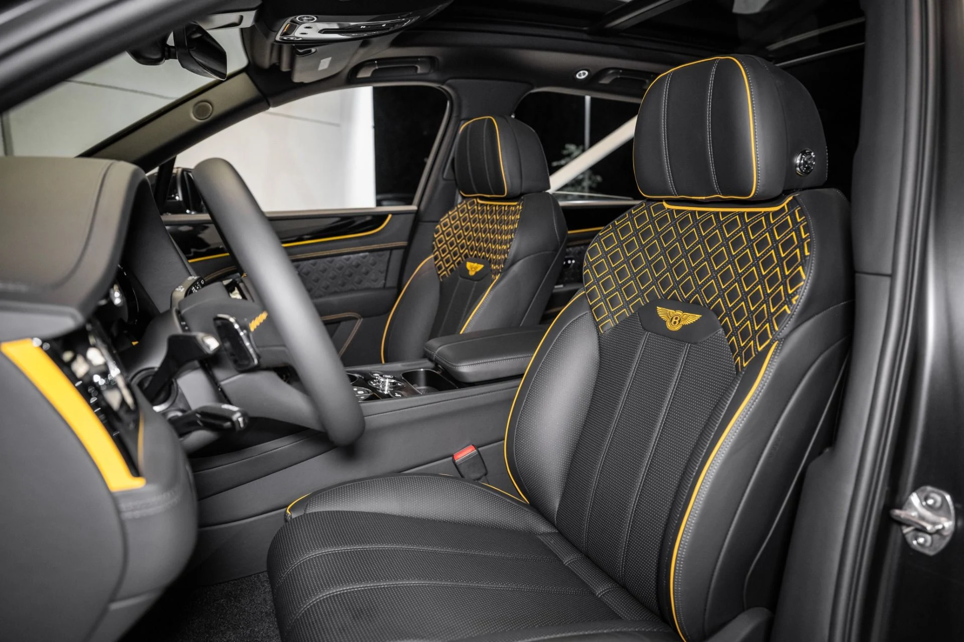 mph018_2032287114_Used_2024_Bentley_Bentayga_Azure_V8_1758720540_bee6b27684