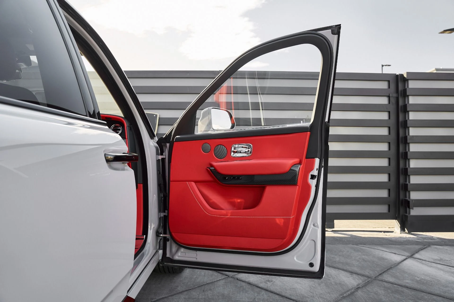 mph018_2047389787_Used_2025_Rolls_Royce_Cullinan_Black_Badge_1763084562_2f3ec241ab