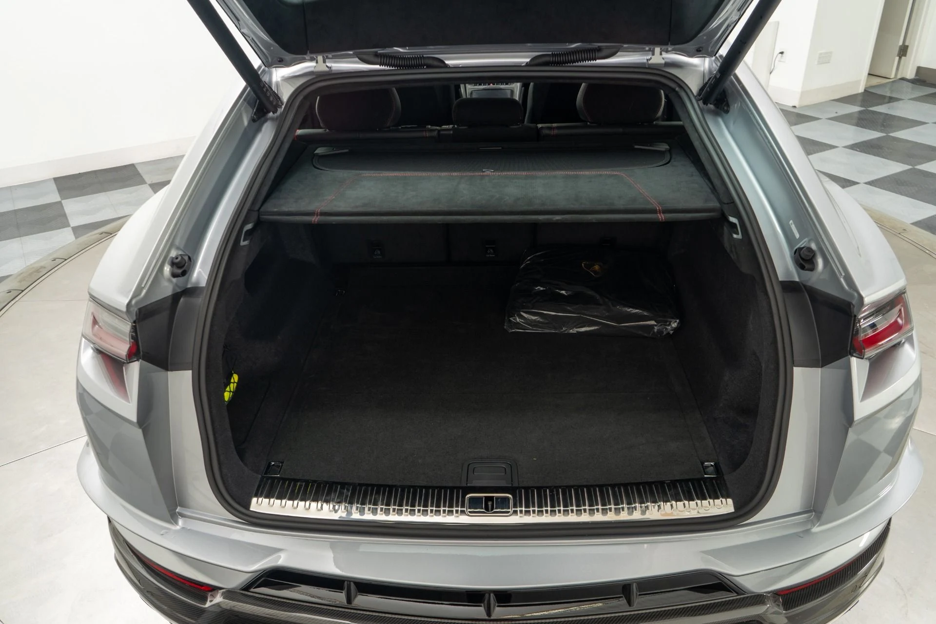 mph018_2061464031_Used_2024_Lamborghini_Urus_Performante_657_Hp_ADAS_package_Carbon_Fiber_Trim_1759252680_3cf0240ba6