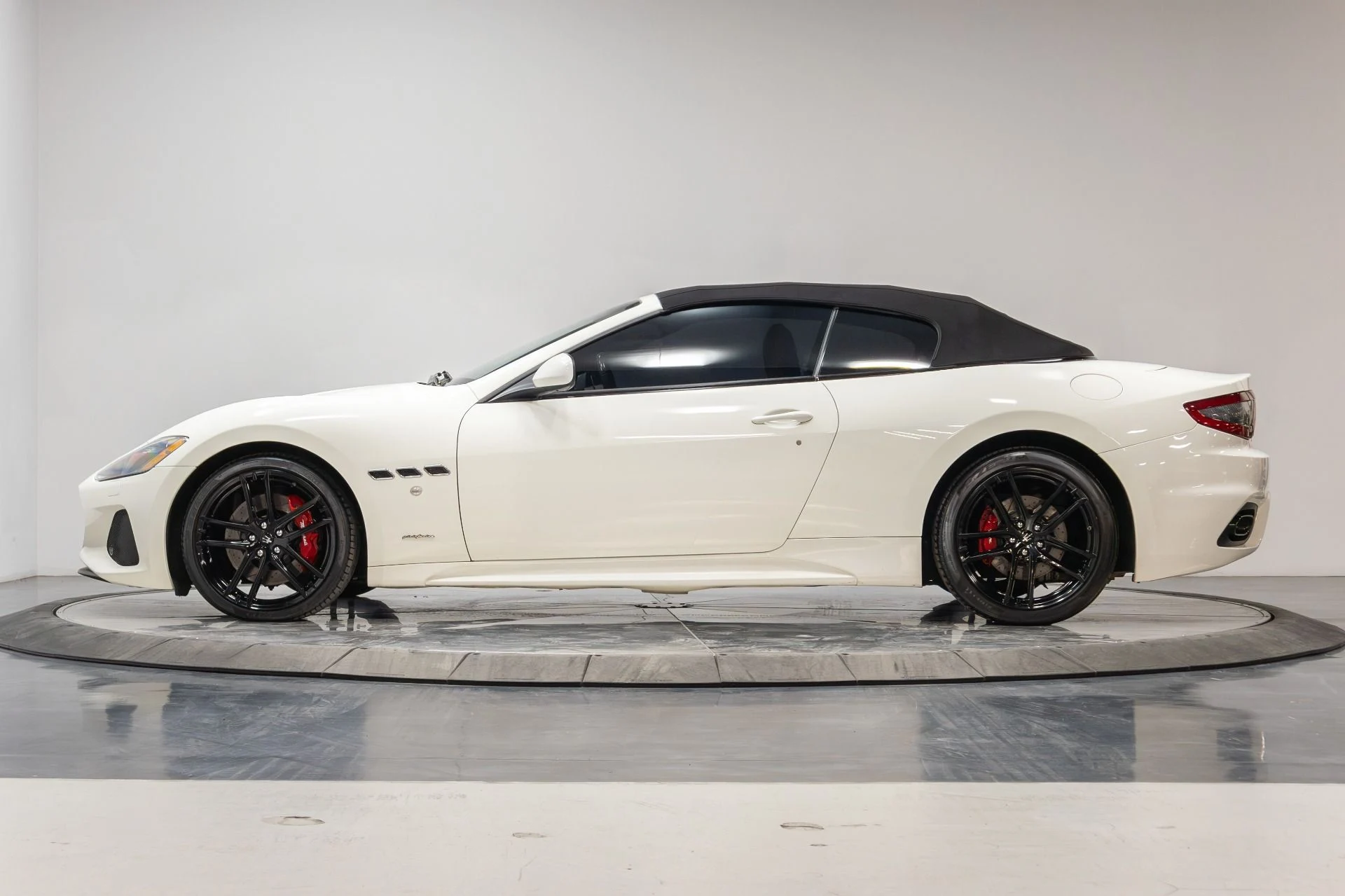 mph018_2062336436_Used_2018_Maserati_Gran_Turismo_1761604116_b7067bef33