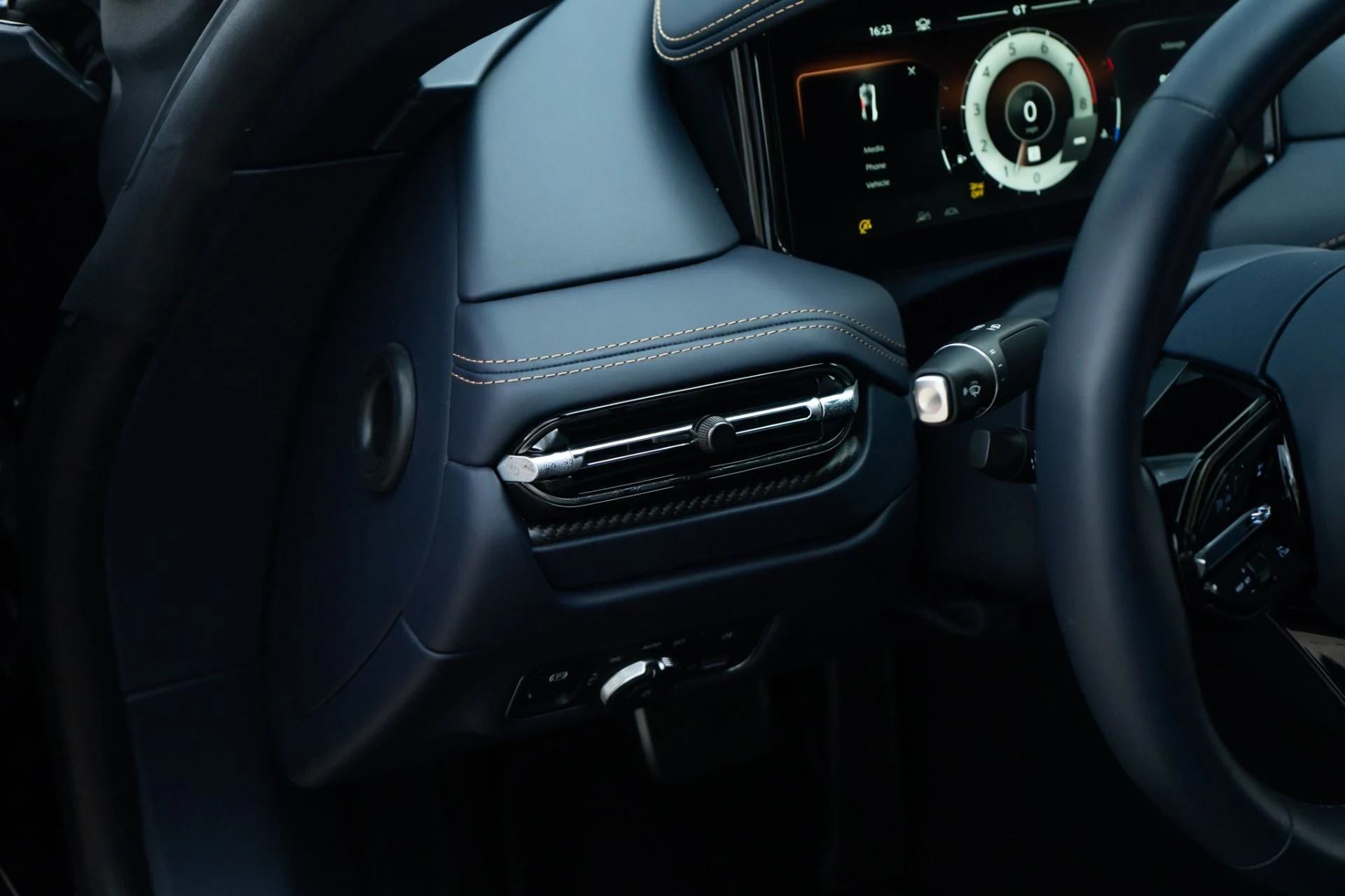 mph018_2077607494_Used_2024_Aston_Martin_DB_12_V8_1780518223_6d836fc95d