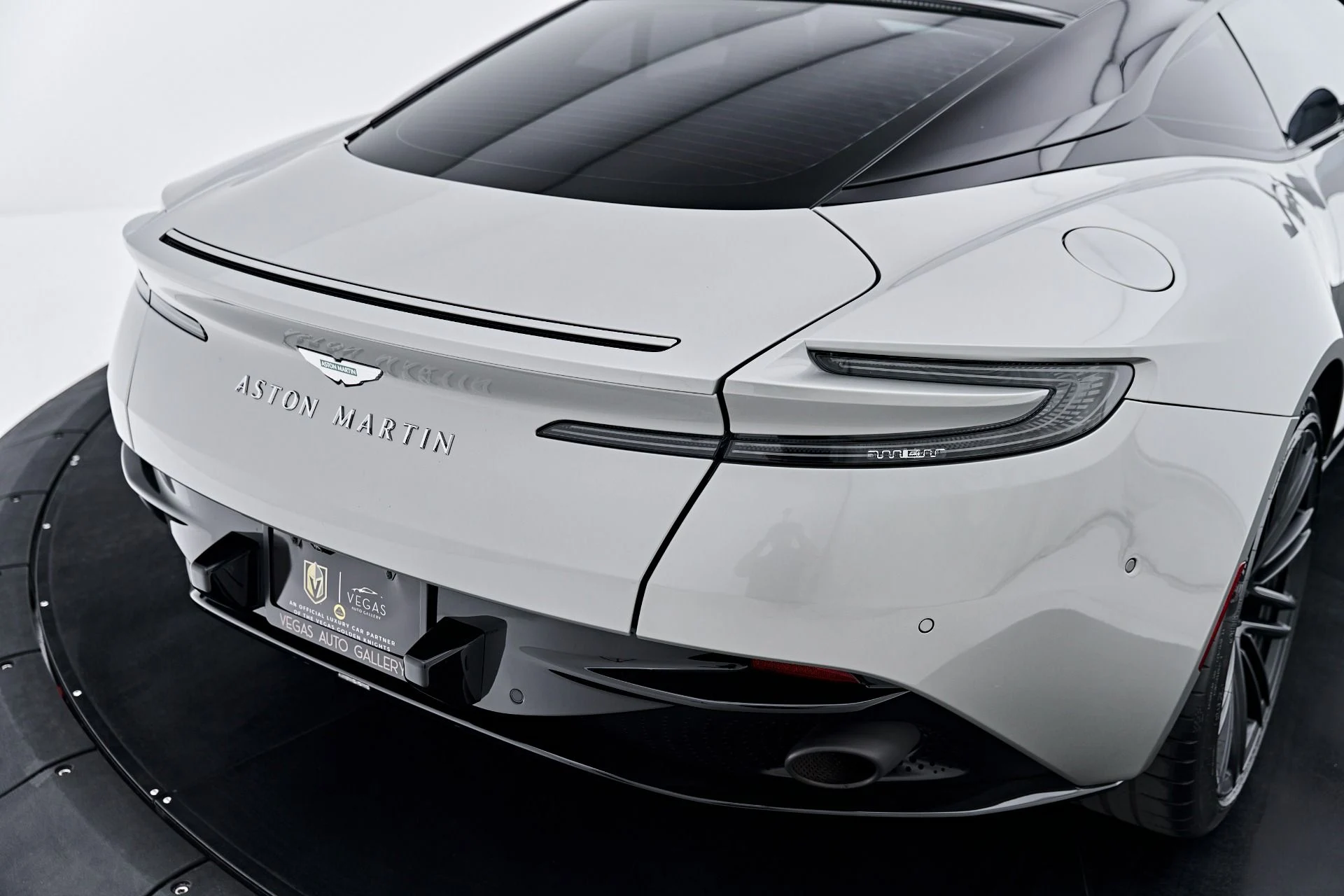 mph018_2079292062_Used_2024_Aston_Martin_DB_12_1789627730_e6a88172b4