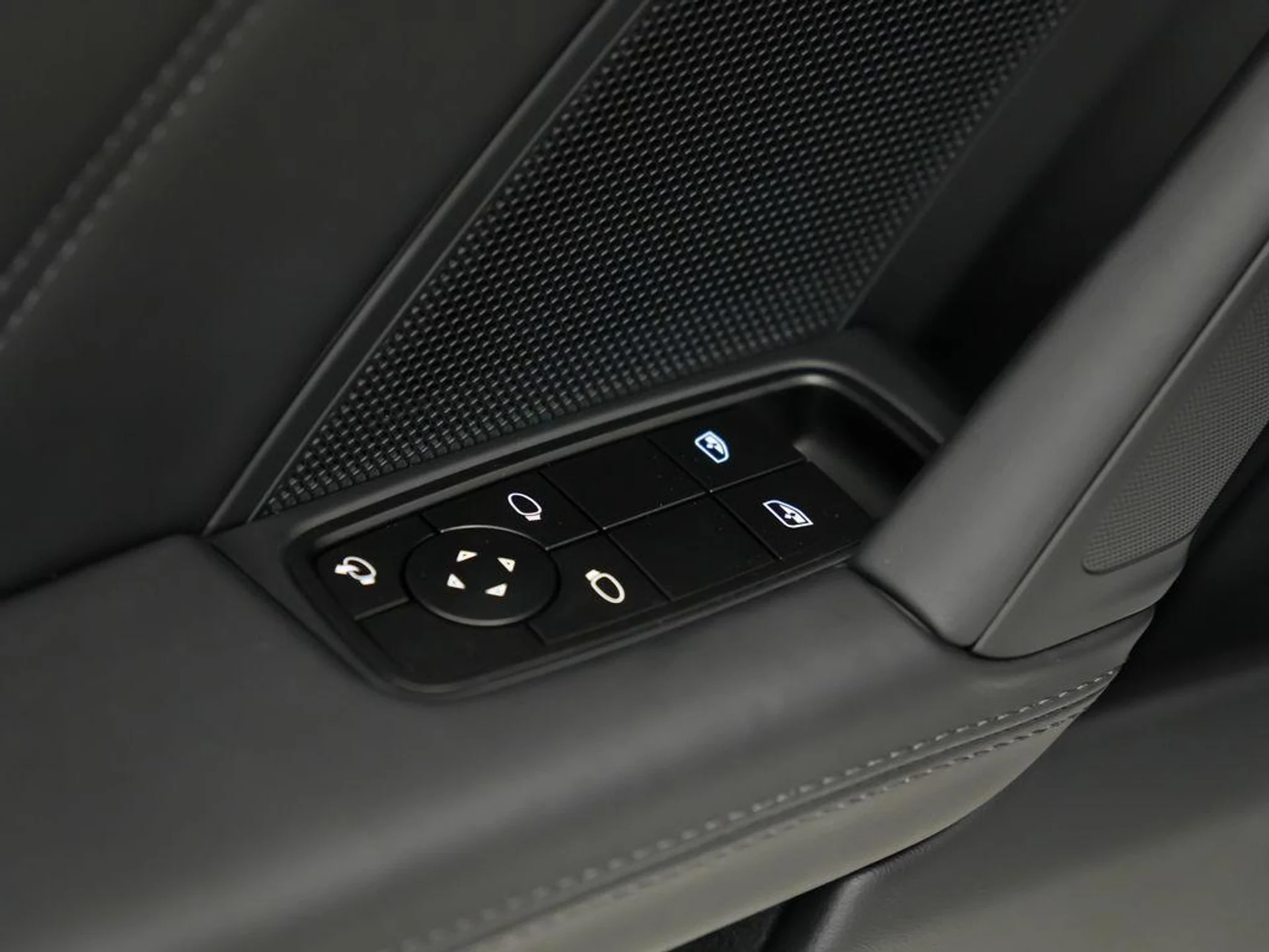 mph018_209617019_M_BL_Bukhoa_Qa6w_Vj_Fx_N_Ln_J_Mun4_7c472a7cc9