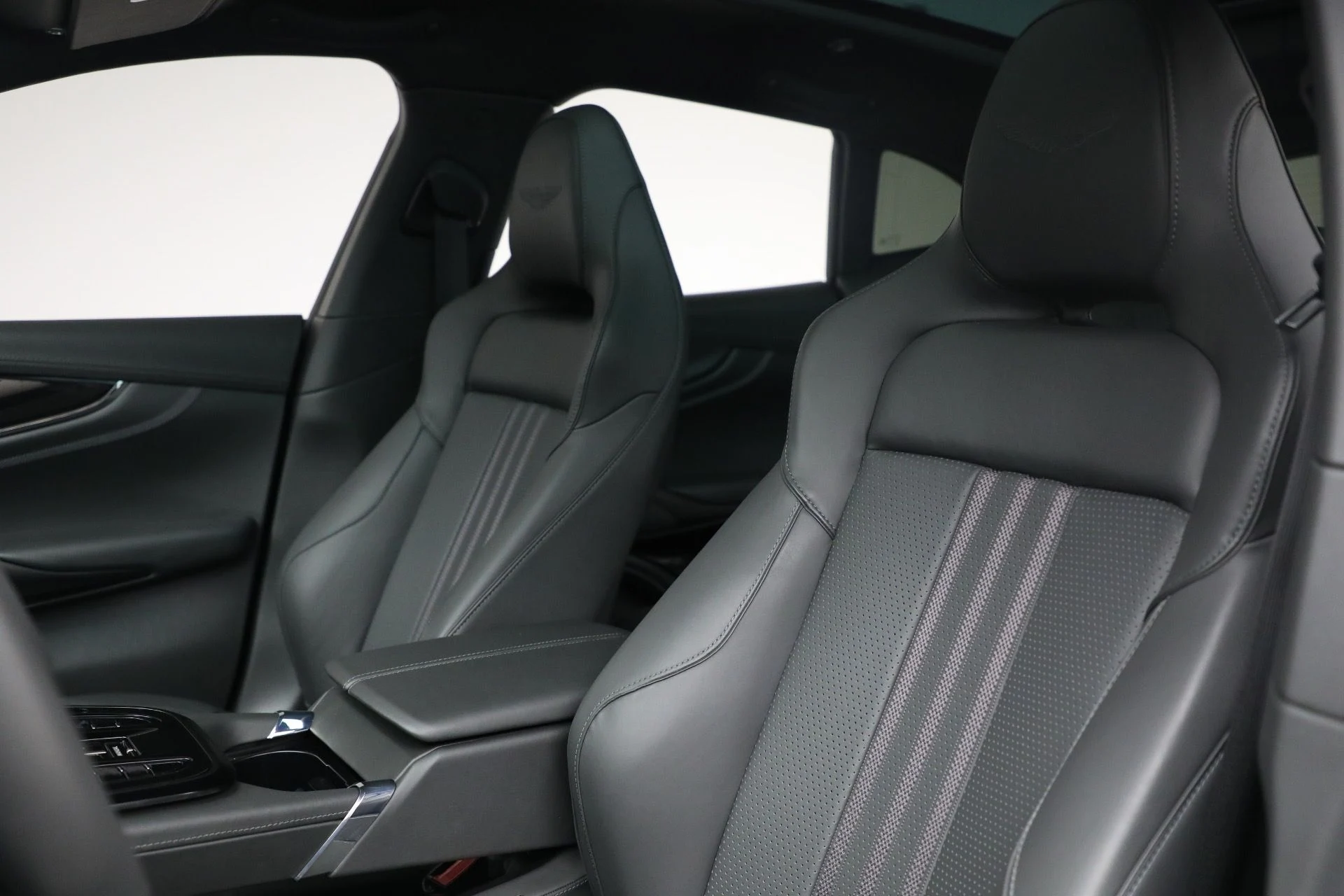 mph018_2099132383_New_2025_Aston_Martin_DBX_707_1762018439_664f5f33f2