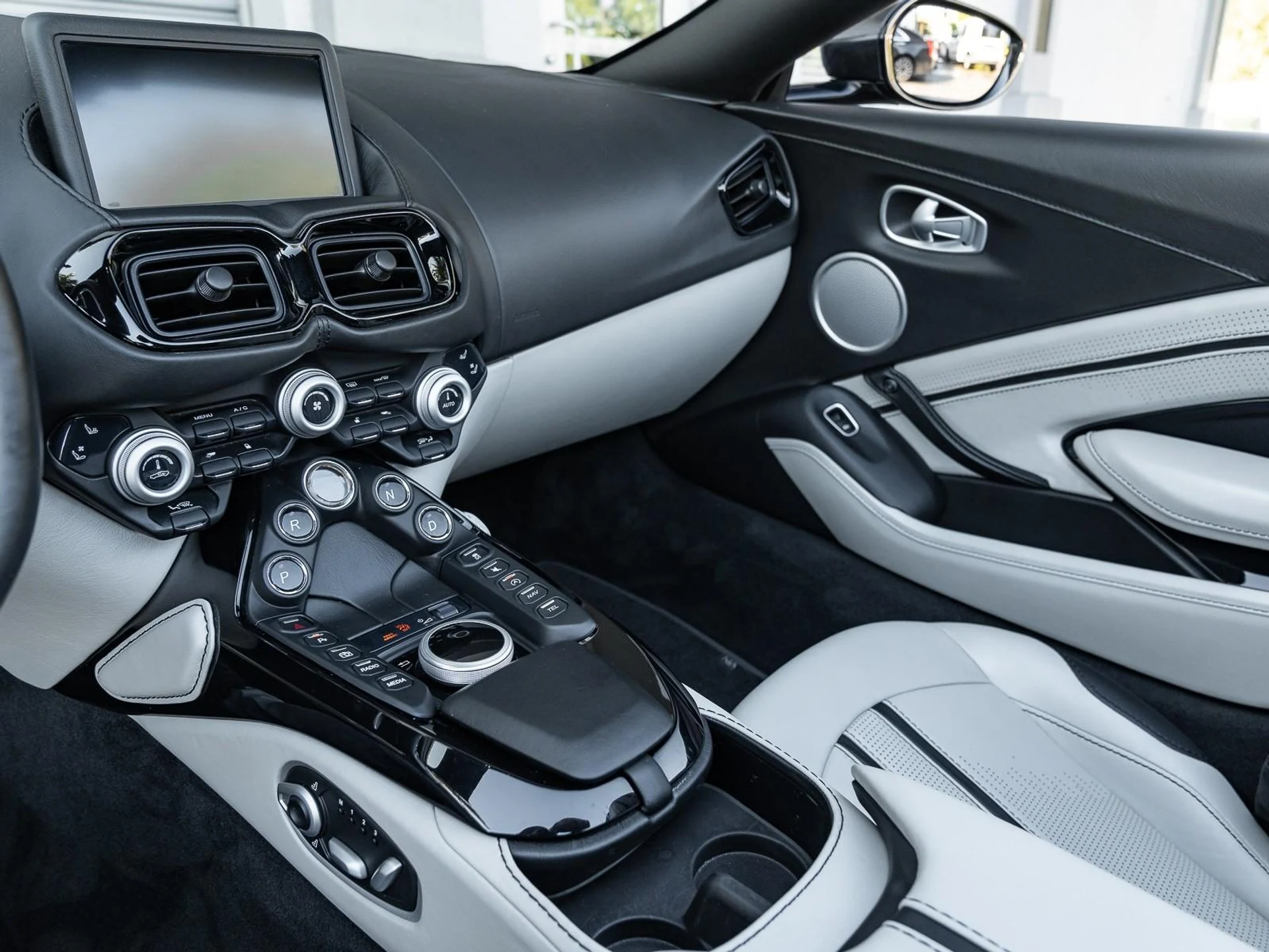 mph018_2103775365_Used_2021_Aston_Martin_Vantage_Roadster_1767733765_b4d5468547