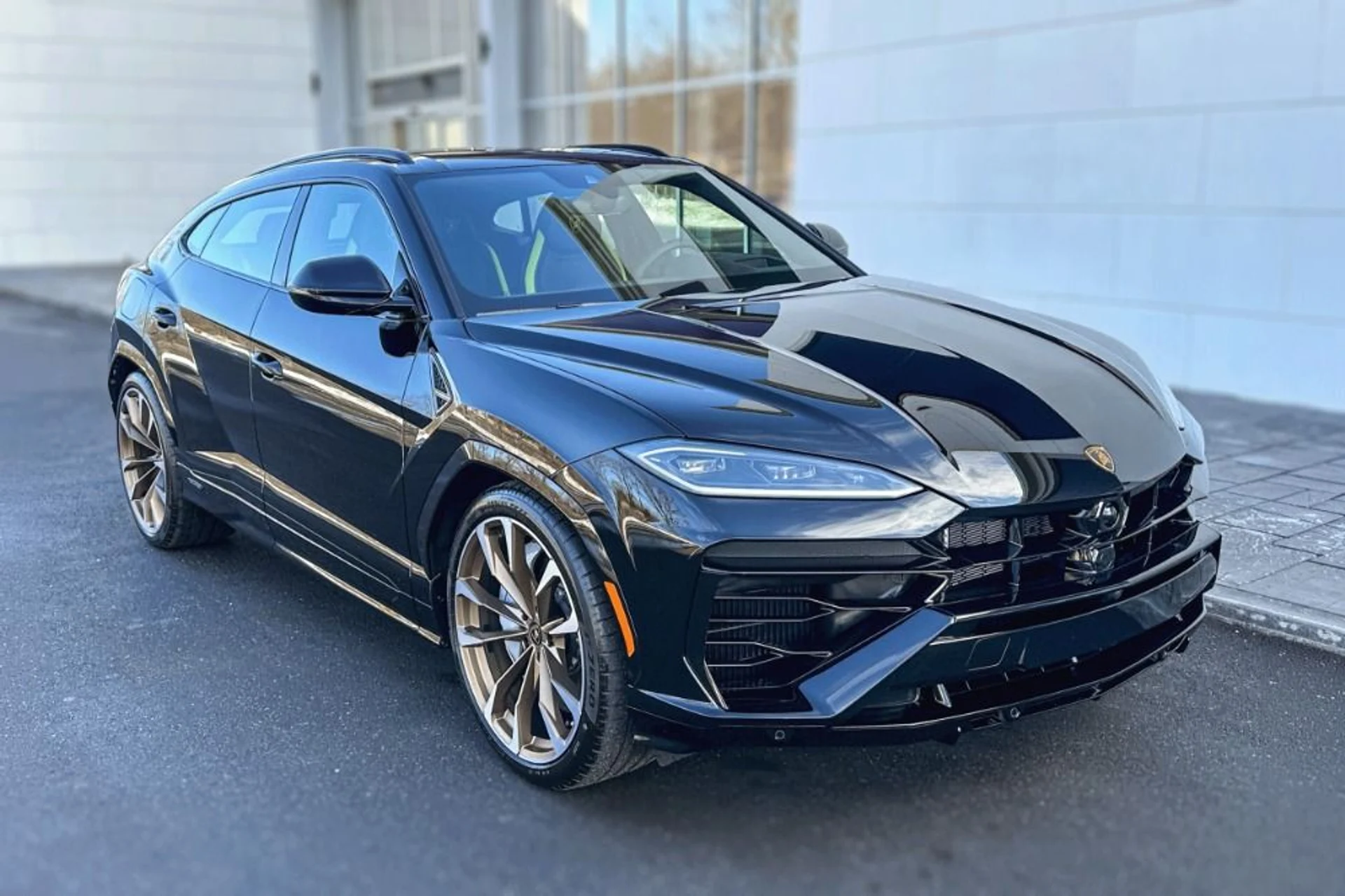 mph018_2107029997_Used_2025_Lamborghini_Urus_SE_1770899583_35d7d7e43a