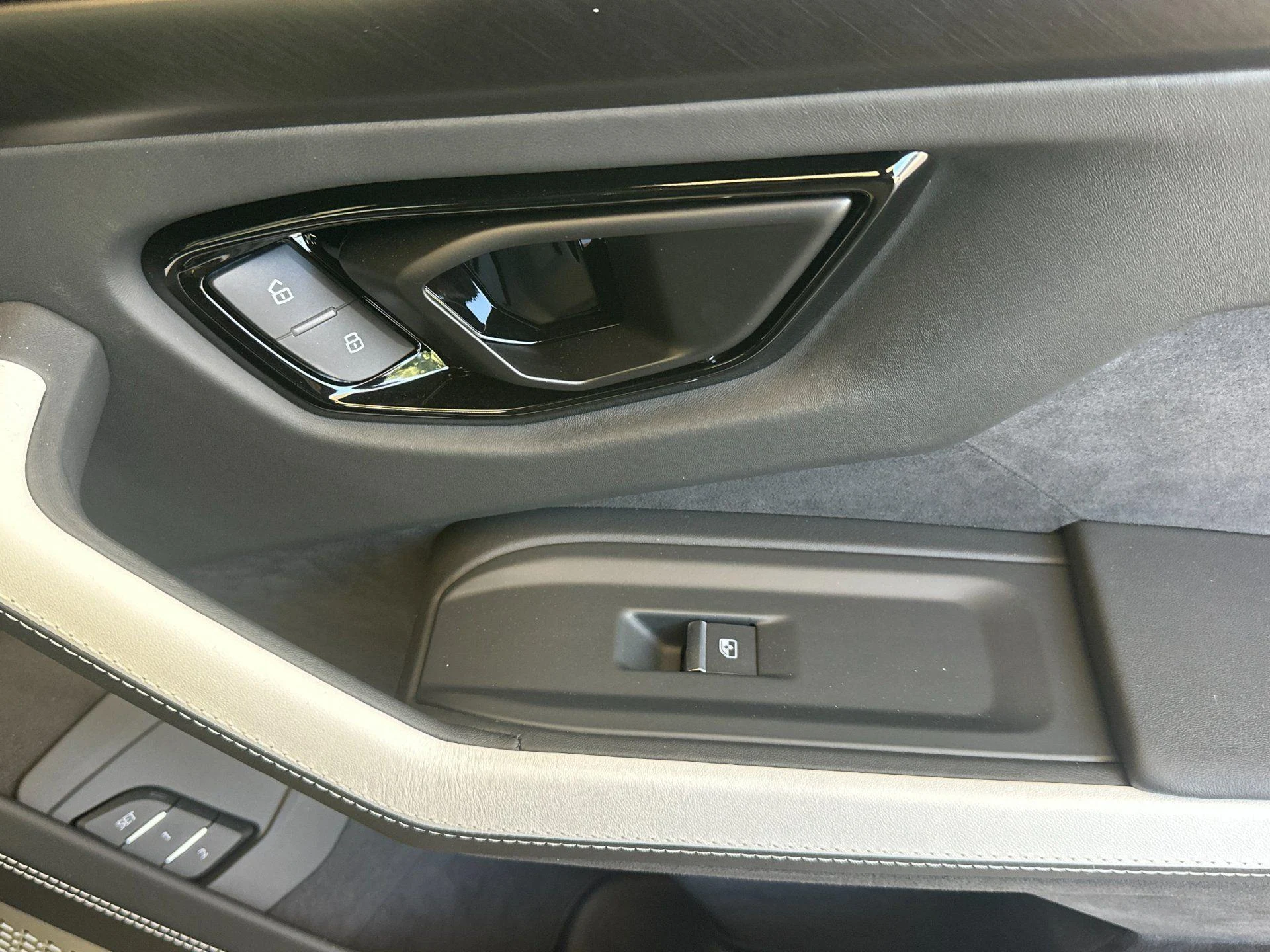 mph018_2108472937_New_2025_Lamborghini_Urus_SE_1777105881_1d59eff931