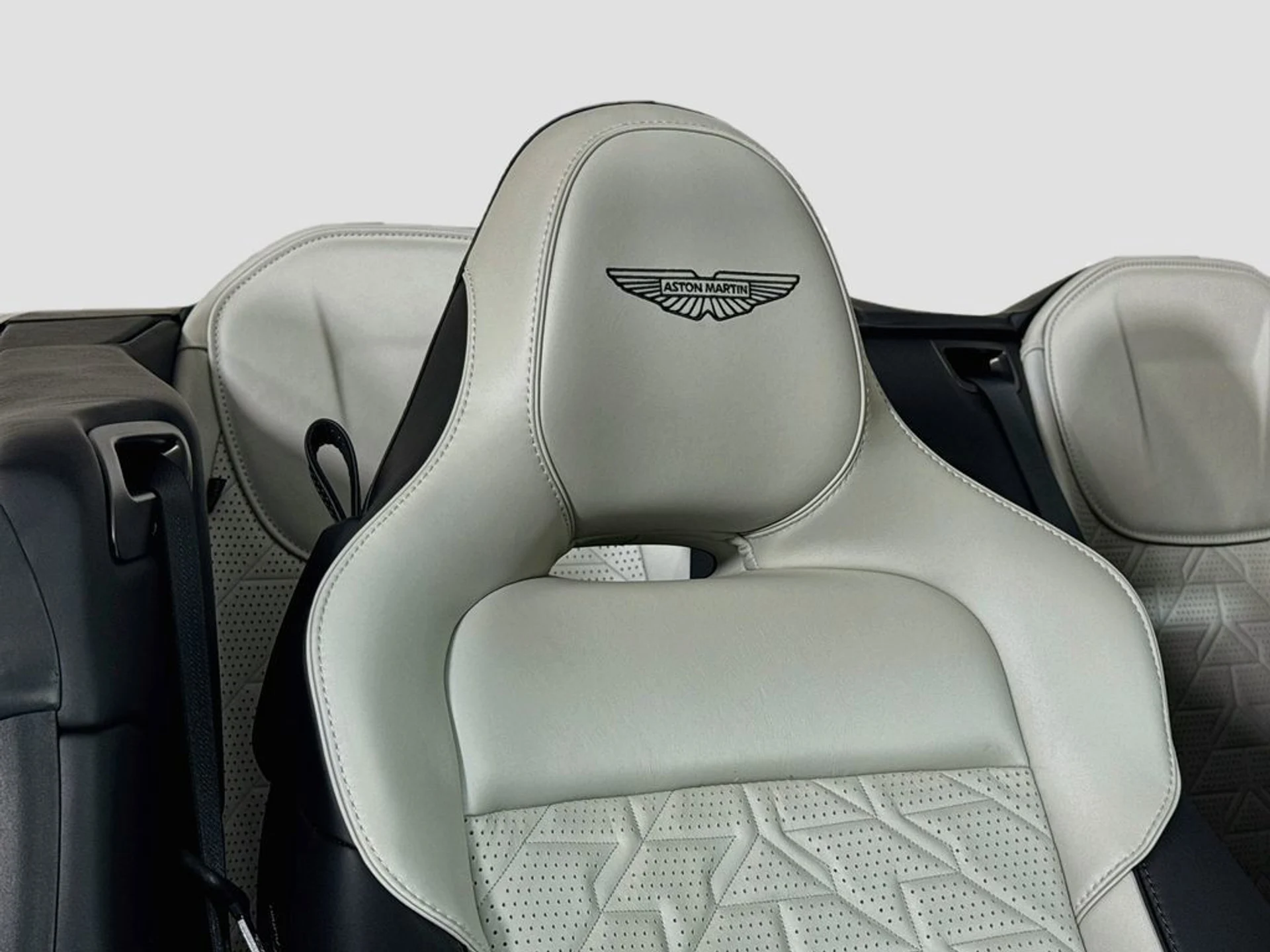 mph018_2115916677_new_2027_aston_martin_vanquish_volante_11350_23067135_19_1024_f7cba0f0eb