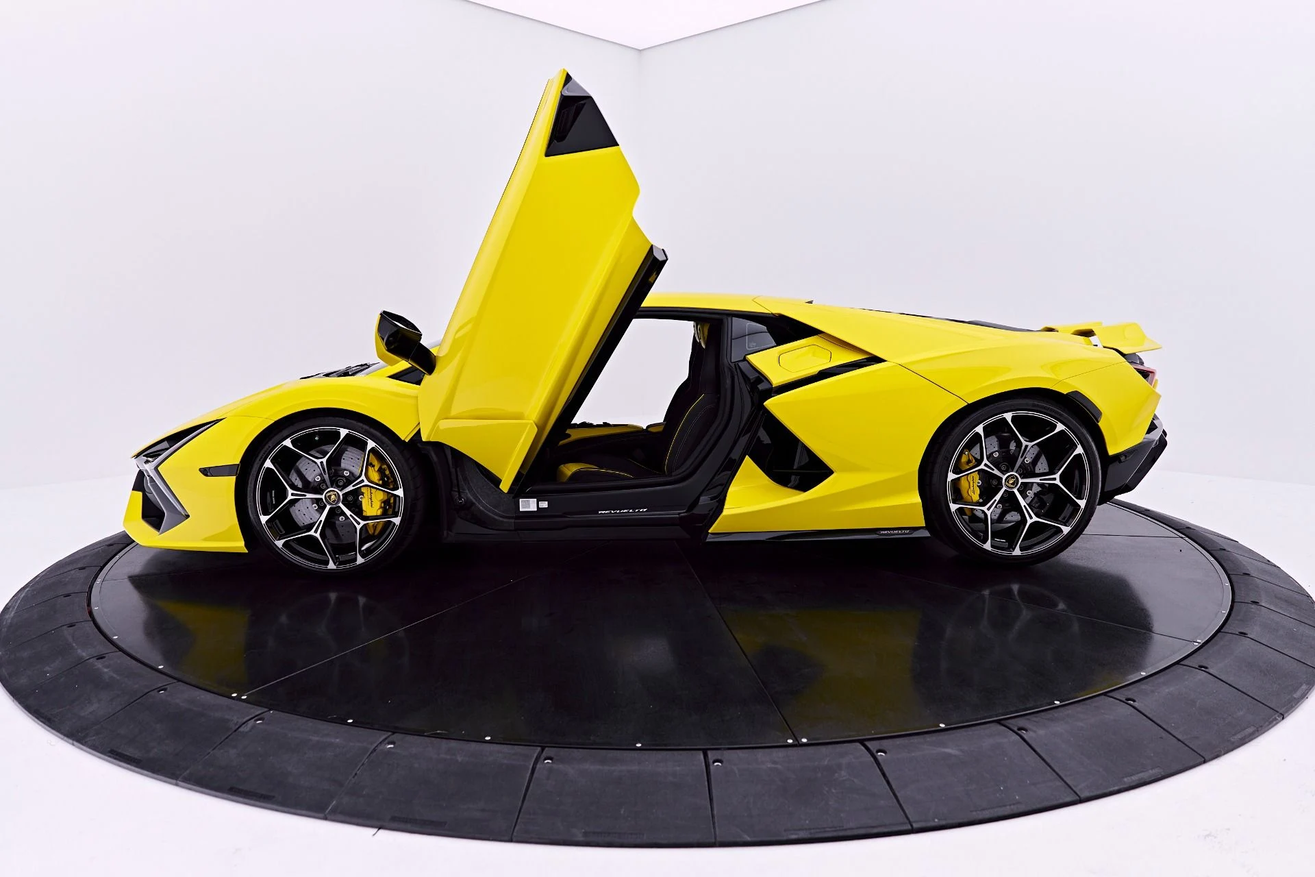 mph018_2123187970_Used_2026_Lamborghini_Revuelto_Base_1782198243_96b098ccc6