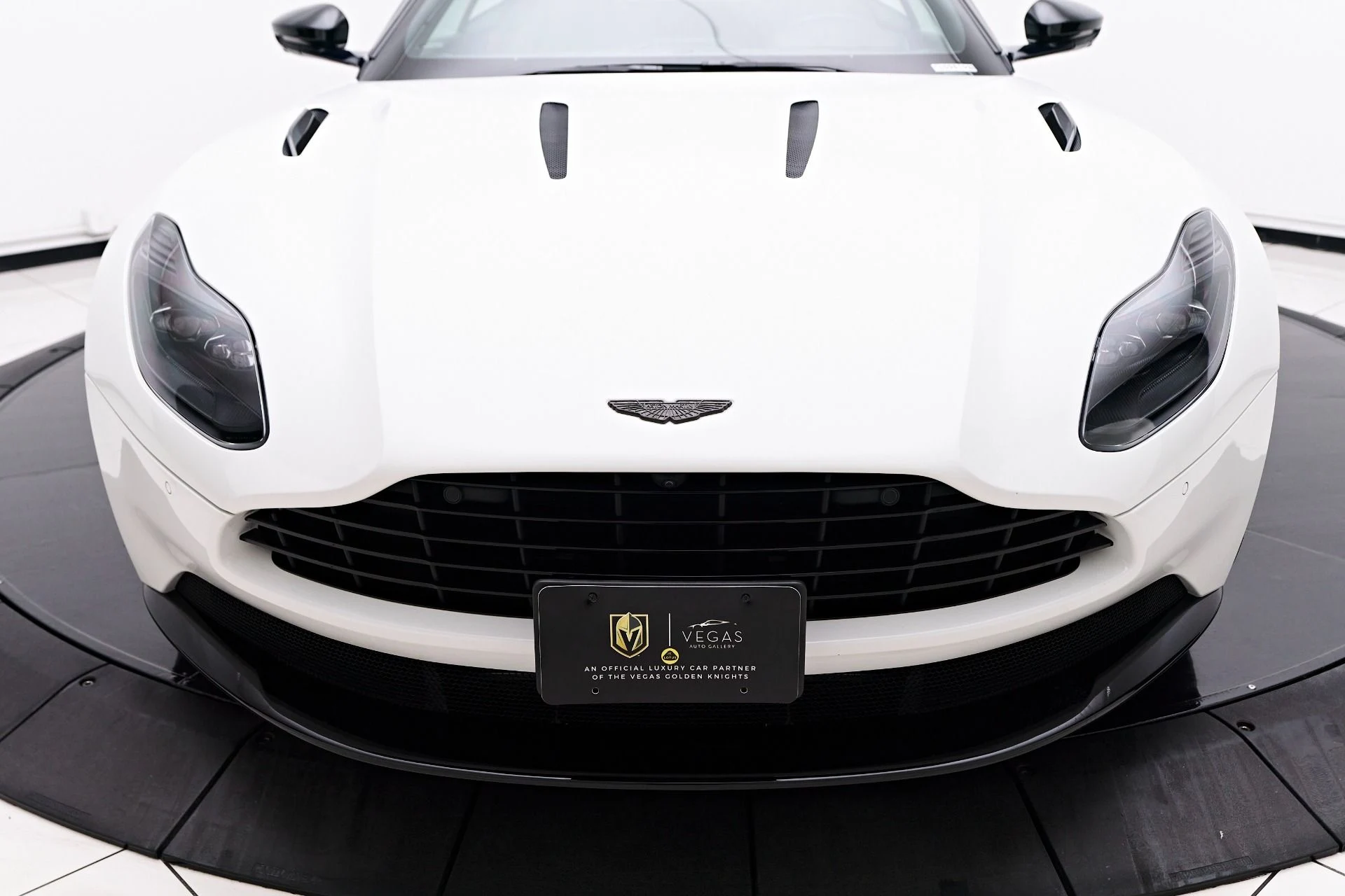 mph018_2127104124_Used_2020_Aston_Martin_DB_11_AMR_1756239340_0a2edac5de