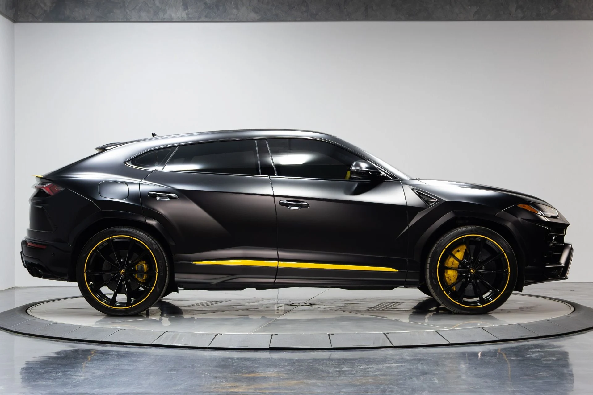 mph018_212852256_Used_2022_Lamborghini_Urus_Graphite_Capsule_1775757245_4d94100624