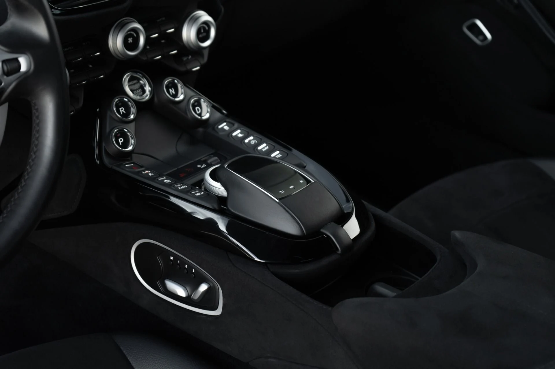 mph018_2158837818_Used_2020_Aston_Martin_Vantage_1781738280_0680aa74f6