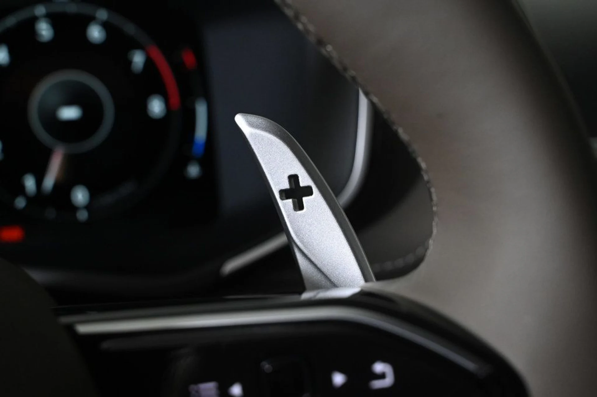 mph018_2167933378_new_2026_aston_martin_dbx_707awd_11350_22961109_18_1024_ad8ff9b24d