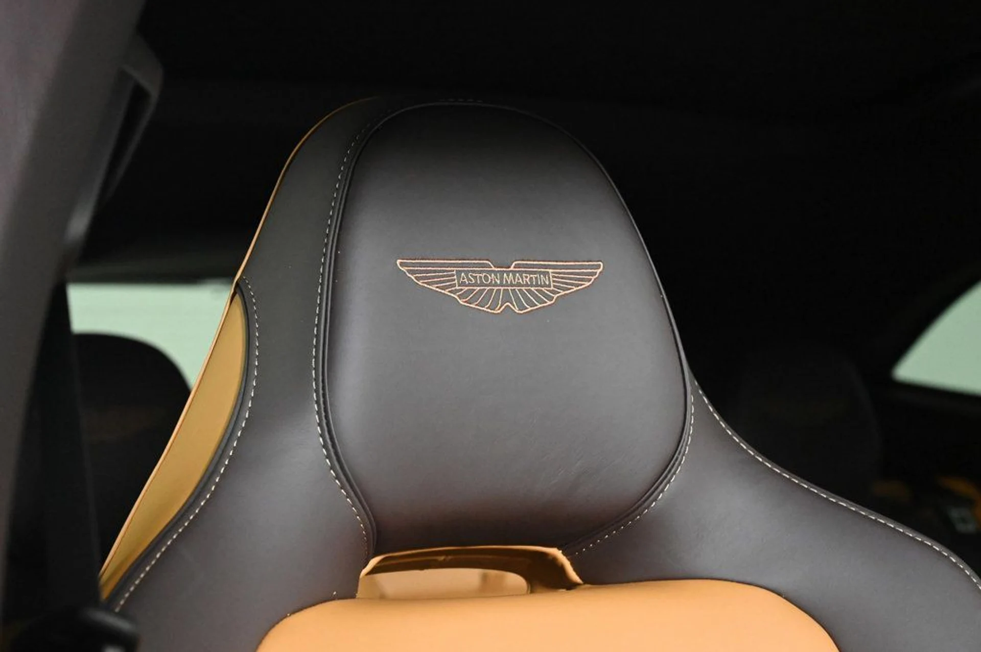 mph018_2187569352_new_2026_aston_martin_dbx_707awd_11350_22968776_18_1024_01f1f27ac6