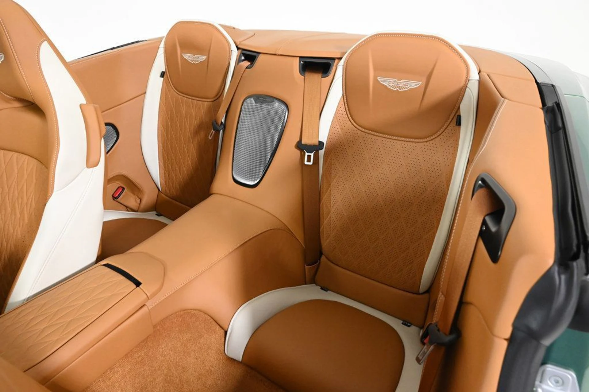 mph018_2189720752_new_2026_aston_martin_db12_11350_22928524_18_1024_562b7a1bfd