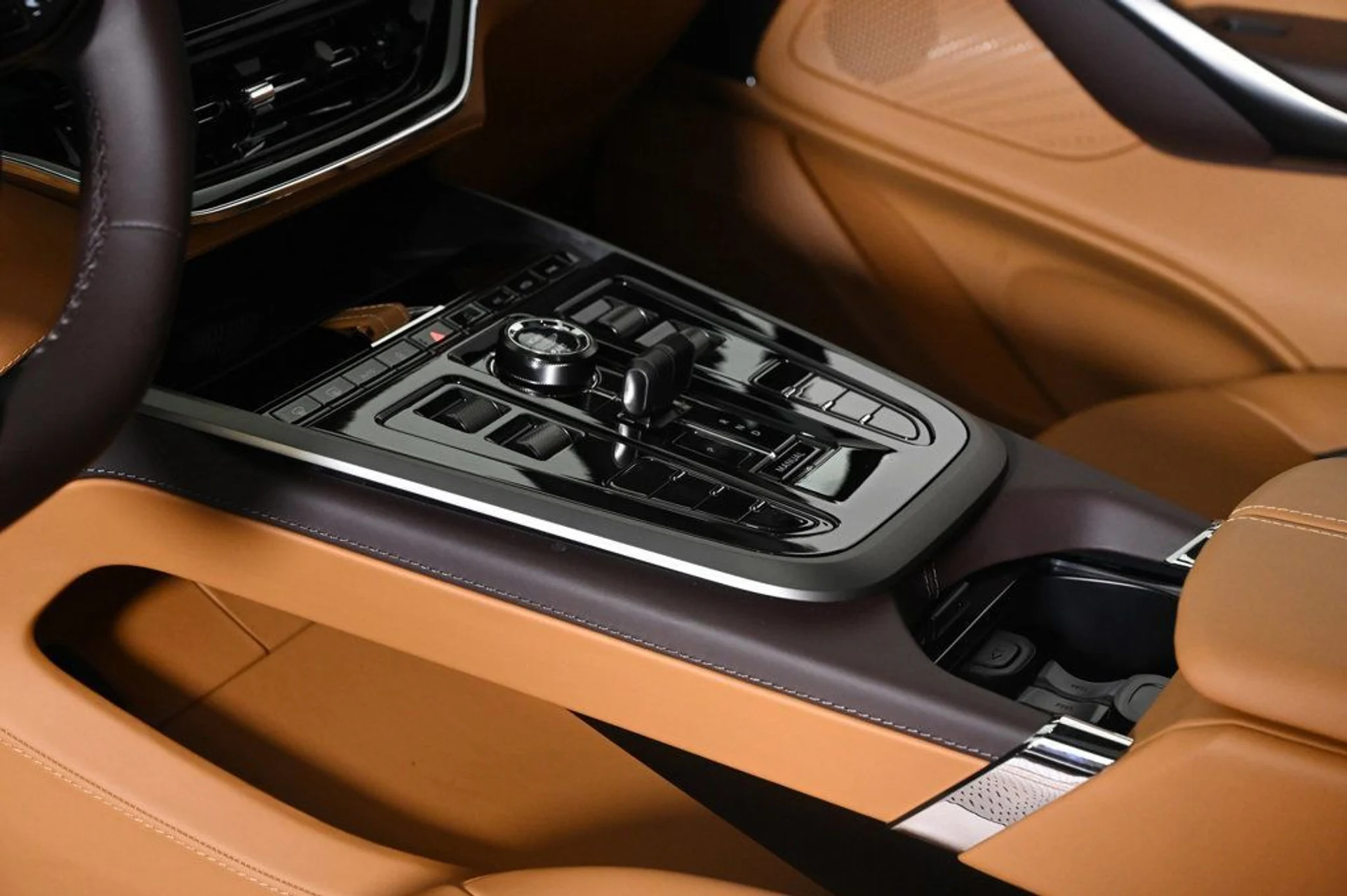 mph018_2202268202_new_2026_aston_martin_dbx_707awd_11350_22961642_18_1024_2b785e5fbe