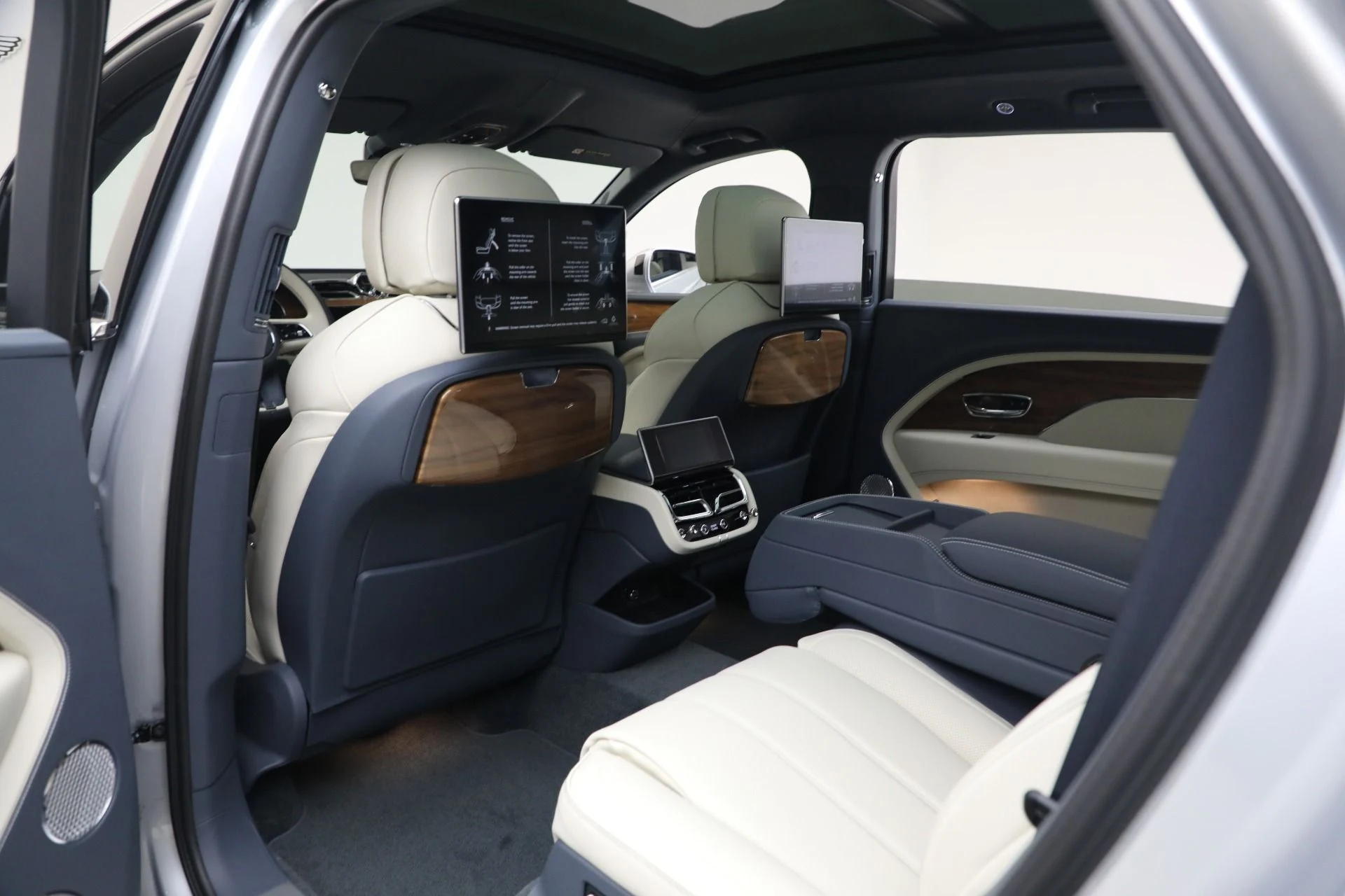 mph018_2202345566_New_2025_Bentley_Bentayga_EWB_V8_d830656e3f