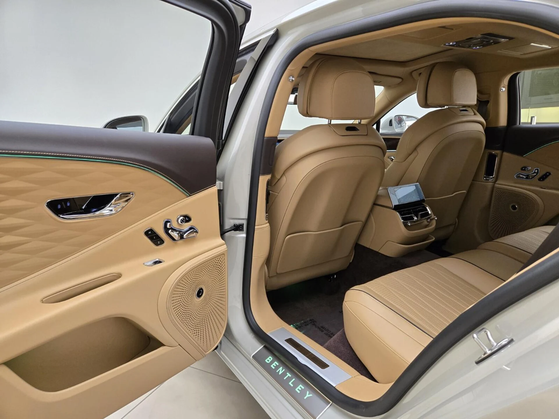 mph018_2205505288_Used_2022_Bentley_Flying_Spur_V8_1767077523_4d29bd5972