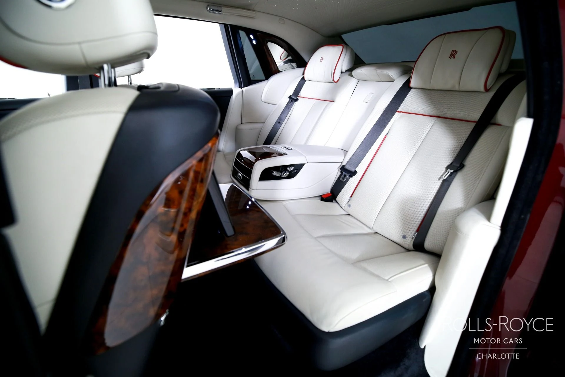 mph018_2216528138_Used_2019_Rolls_Royce_Phantom_1786657076_97bc91f66a