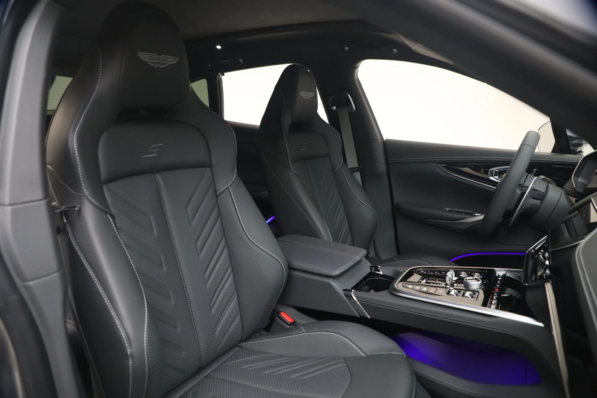 mph018_2226963623_New_2026_Aston_Martin_DBX_S_1779192490_46aa5ab12e