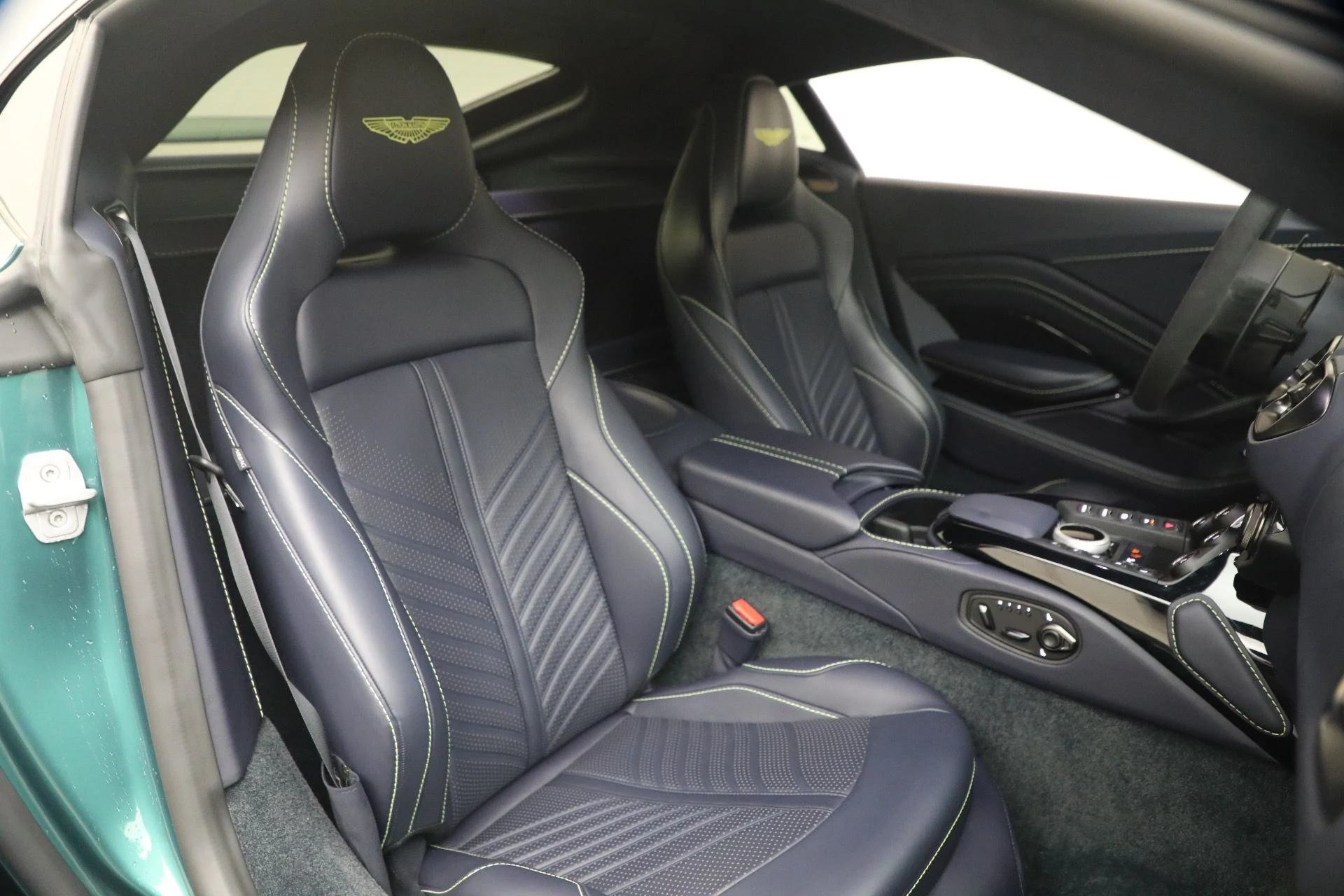 mph018_2230225382_Used_2023_Aston_Martin_Vantage_V12_1777723504_5829094444