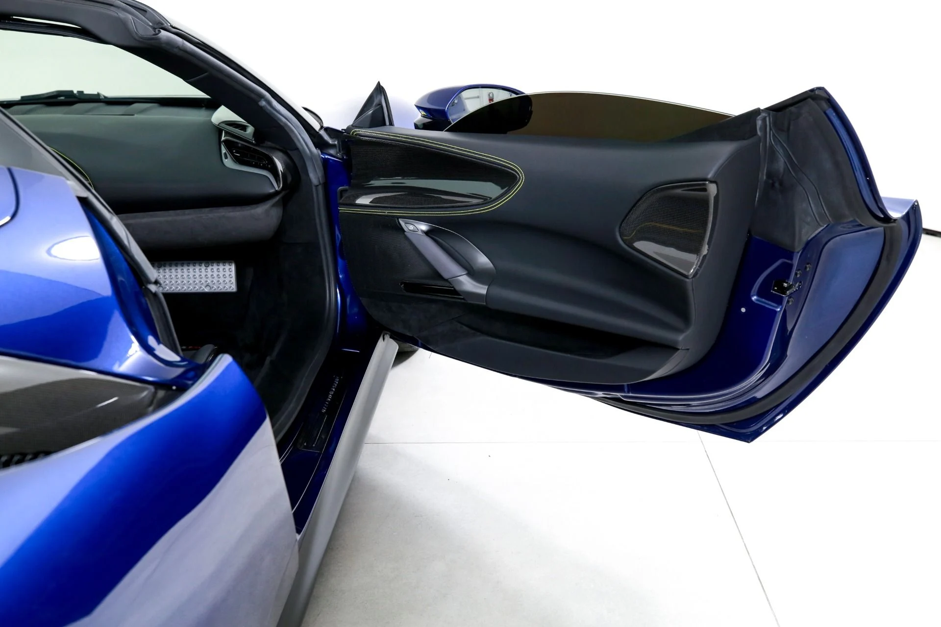 mph018_2230258724_Used_2022_Ferrari_SF_90_Spider_1775660040_c024e4187f