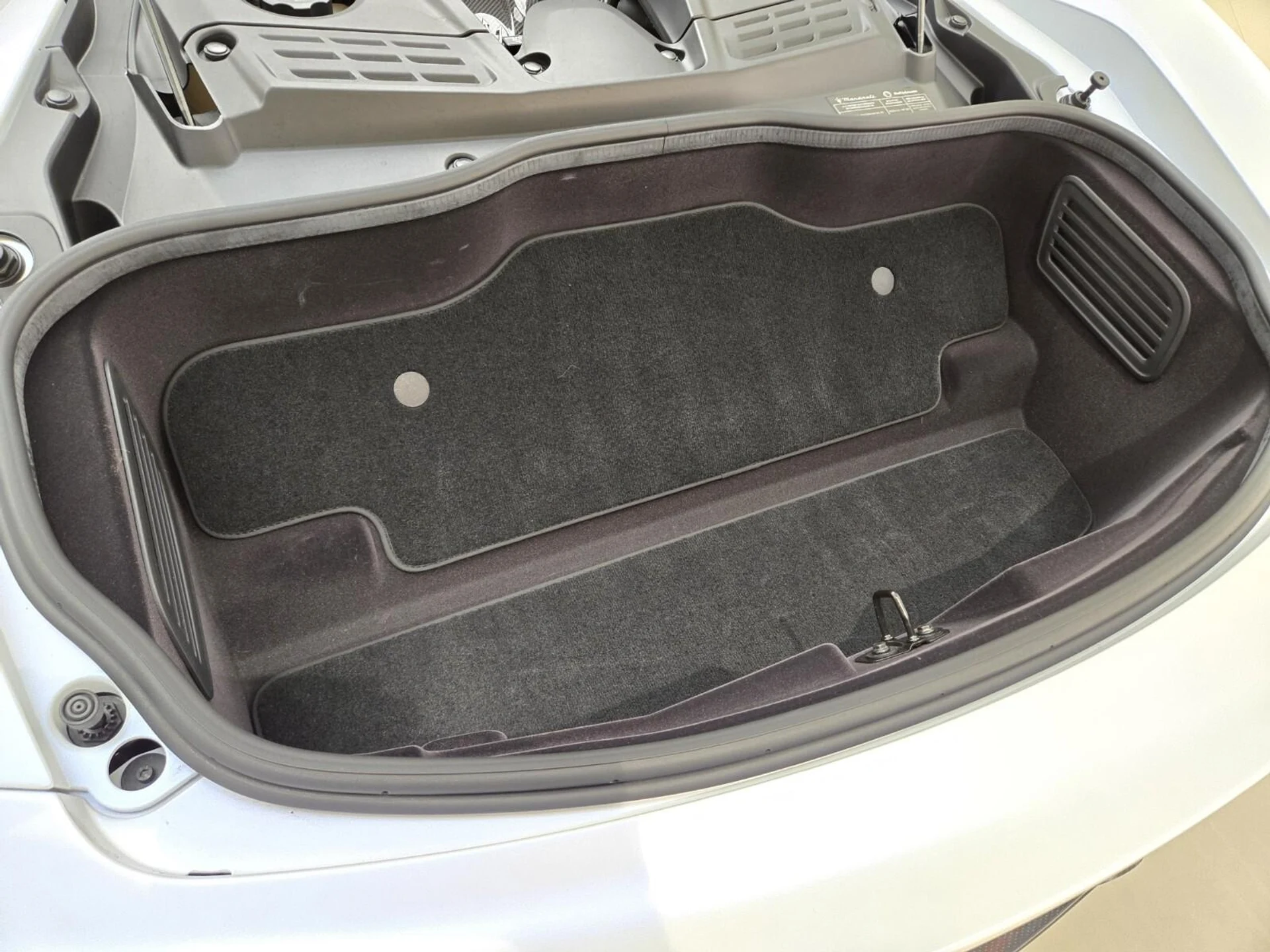 mph018_2238140901_Used_2023_Maserati_MC_20_1762849614_6aff44b3f1