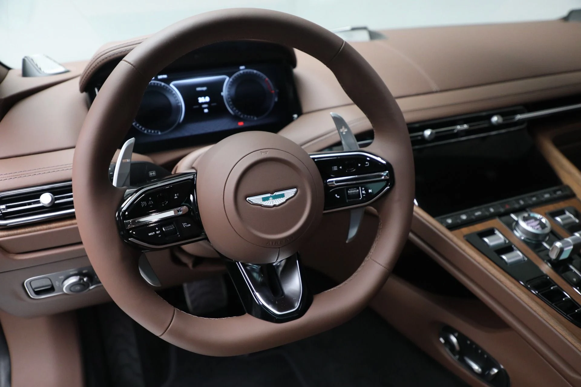 mph018_2248429625_Used_2025_Aston_Martin_DB_12_V8_1735241796_3da1d6adde