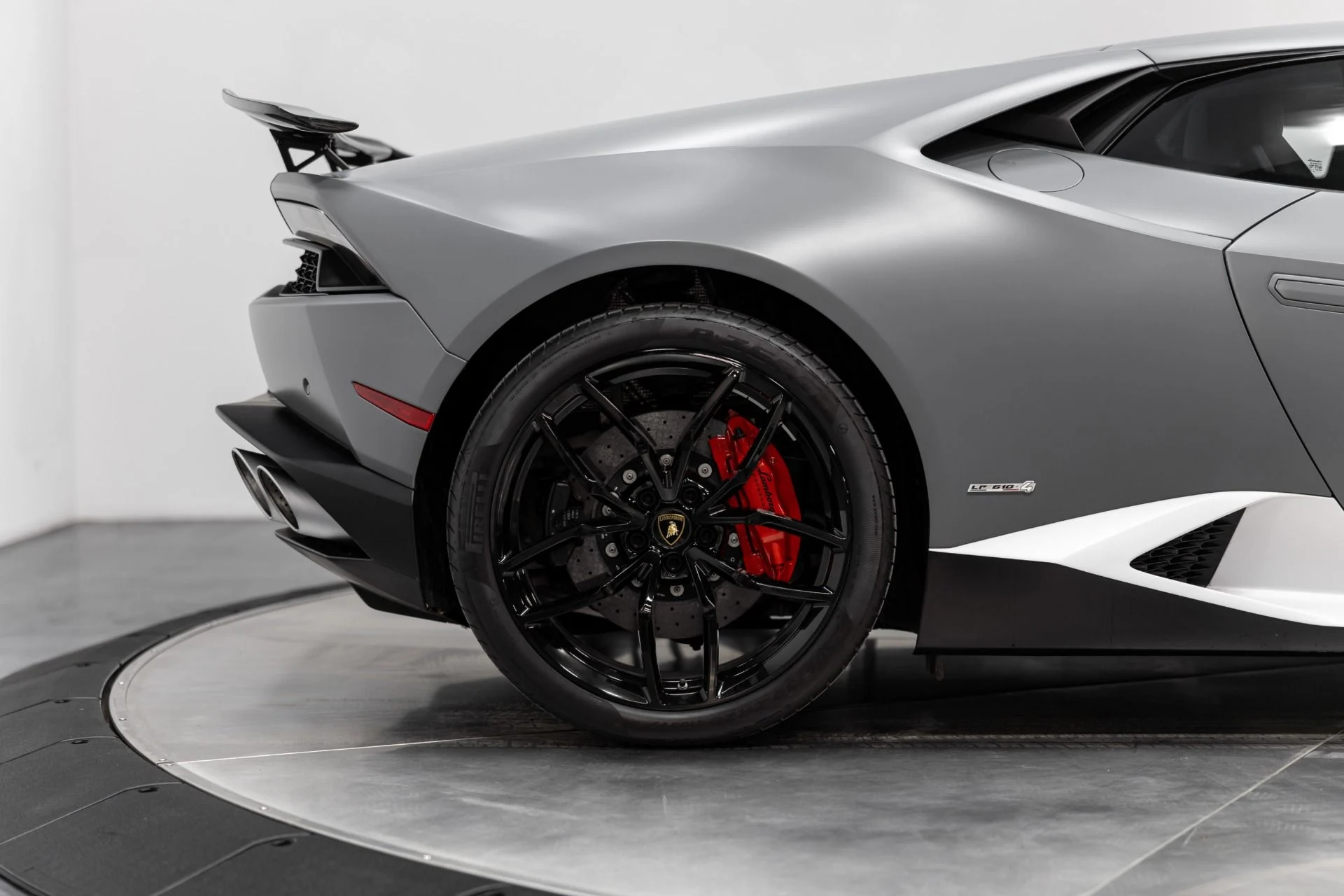 mph018_2250084024_Used_2017_Lamborghini_Huracan_1765410503_3be5a65569