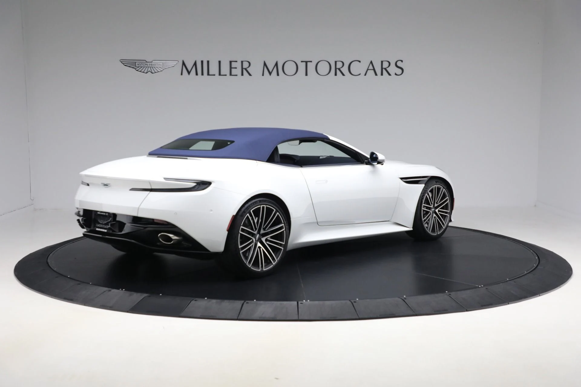 mph018_2250170038_Used_2024_Aston_Martin_DB_12_Volante_6e8018853d