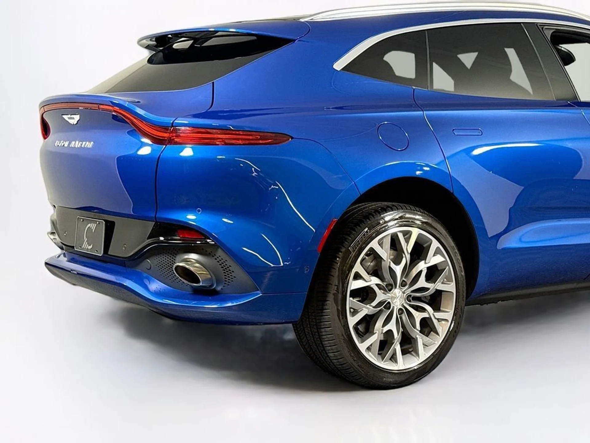 mph018_2260263537_used_2023_aston_martin_dbx_550_11350_23049541_19_1024_22b908ce29