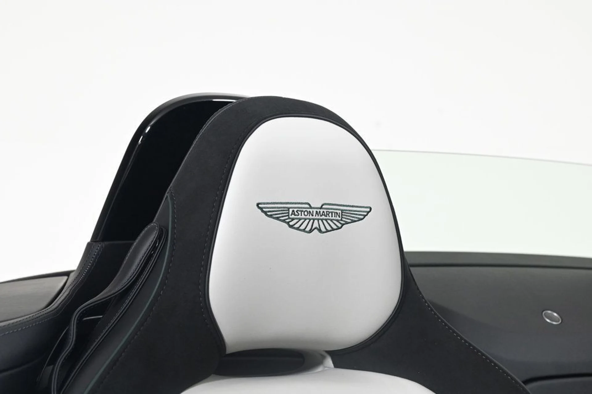 mph018_2268721630_new_2026_aston_martin_vantage_sroadster_11350_22956754_18_1024_be55c7b00e