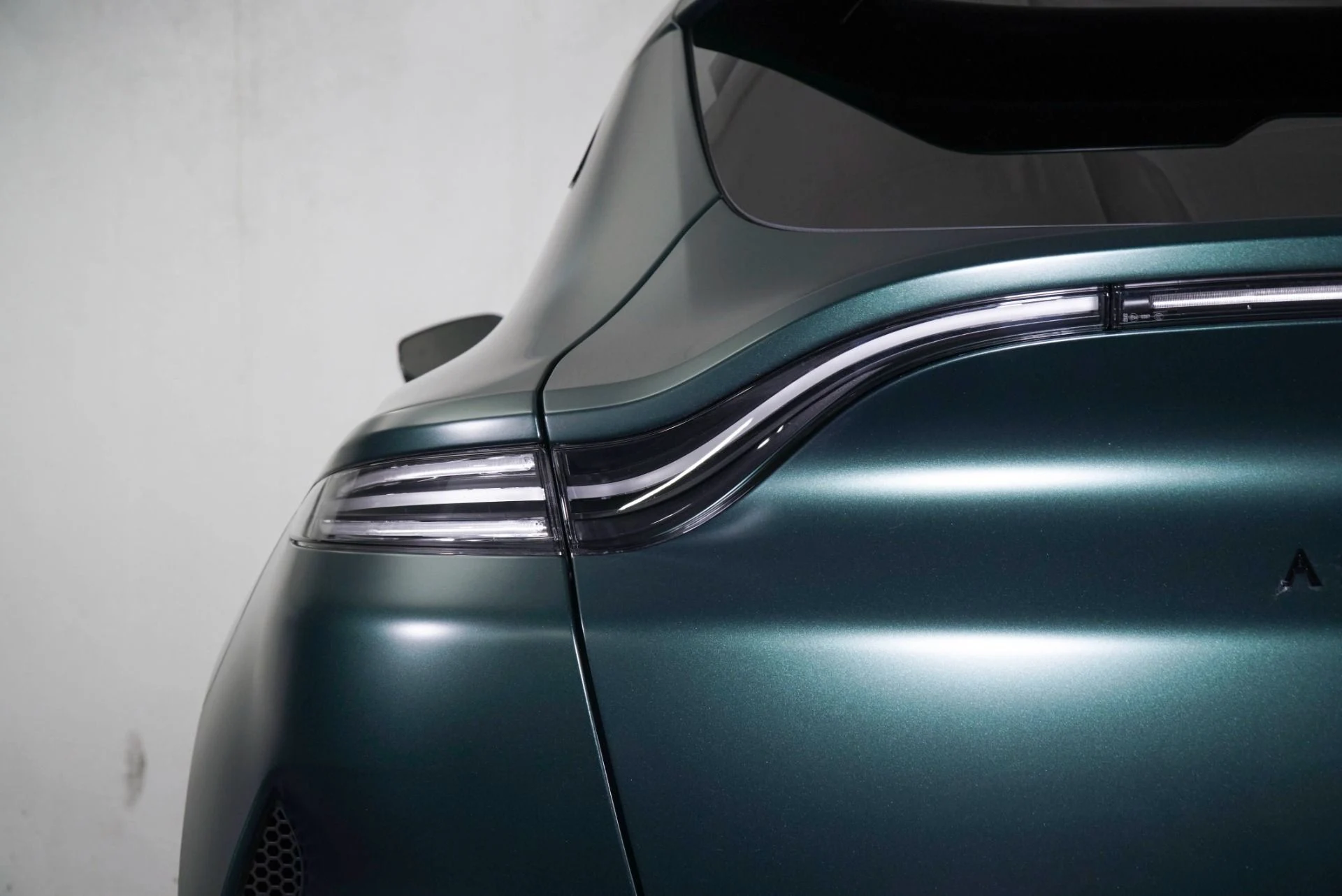 mph018_228175978_Used_2025_Aston_Martin_DBX_707_1768858107_7116e2d1f1