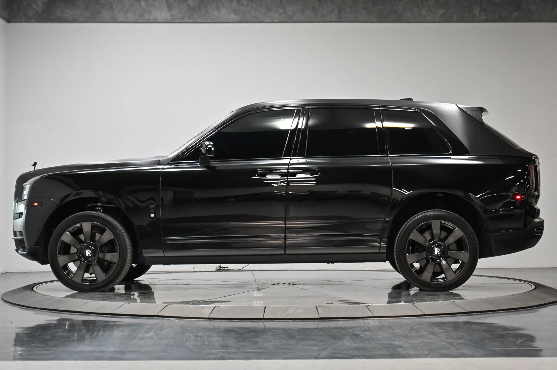 mph018_2307830024_Used_2019_Rolls_Royce_Cullinan_Base_1753916871_fa25603e47
