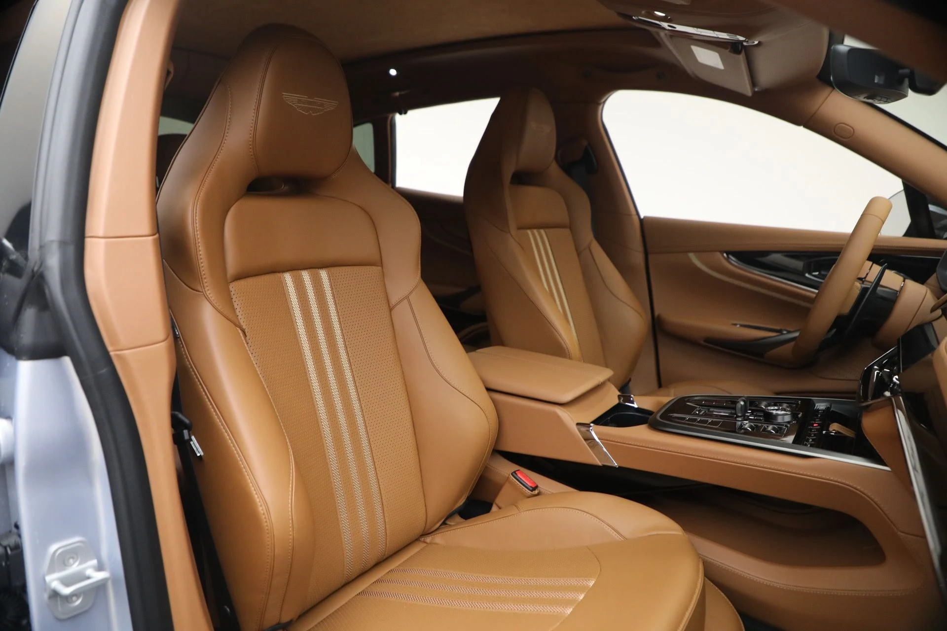 mph018_2315920670_New_2026_Aston_Martin_DBX_707_1767986597_a55bfee977