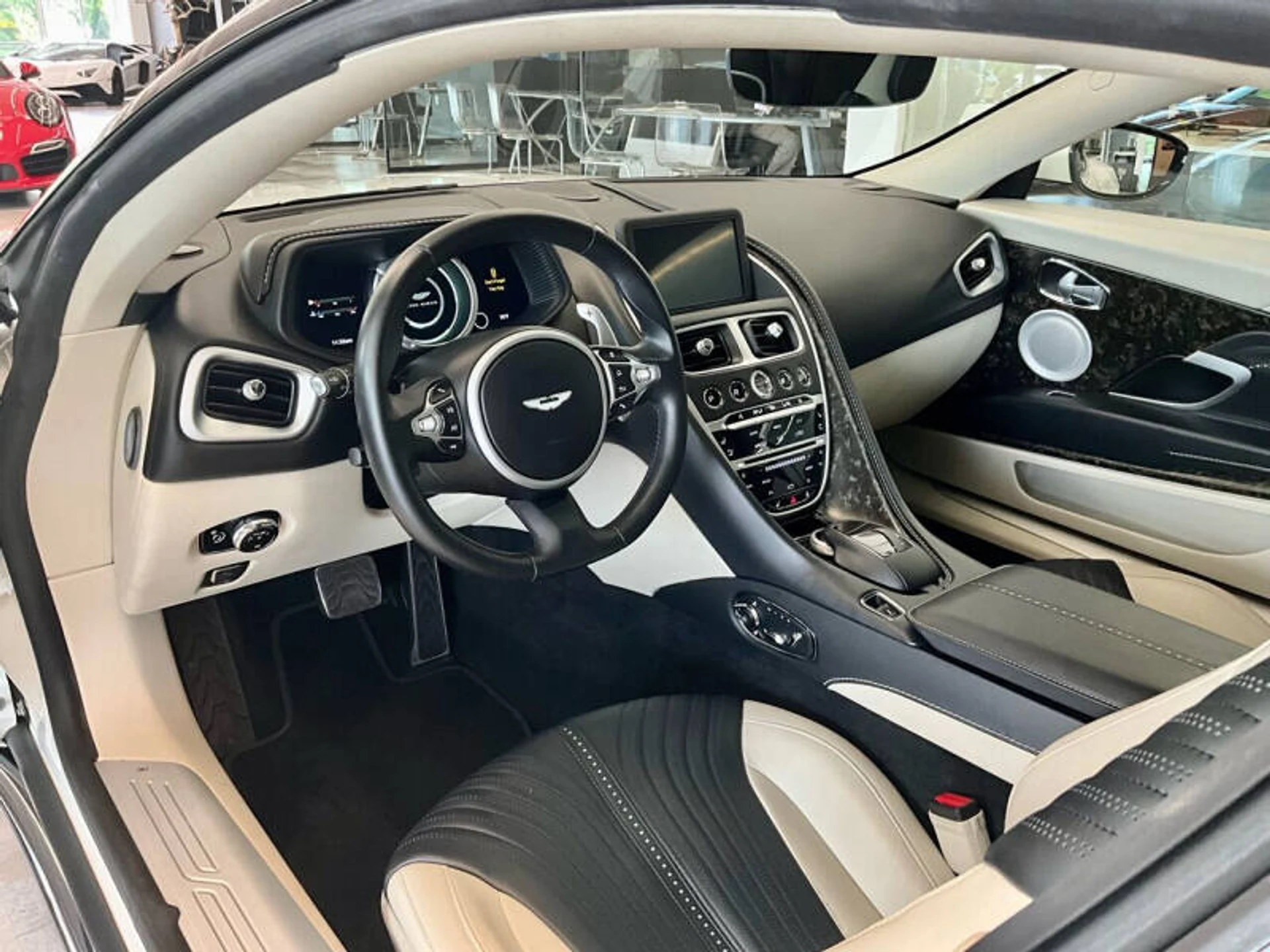 mph018_2316460945_2018_aston_martin_db11_v12_2dr_coupe_e800f4a0c9