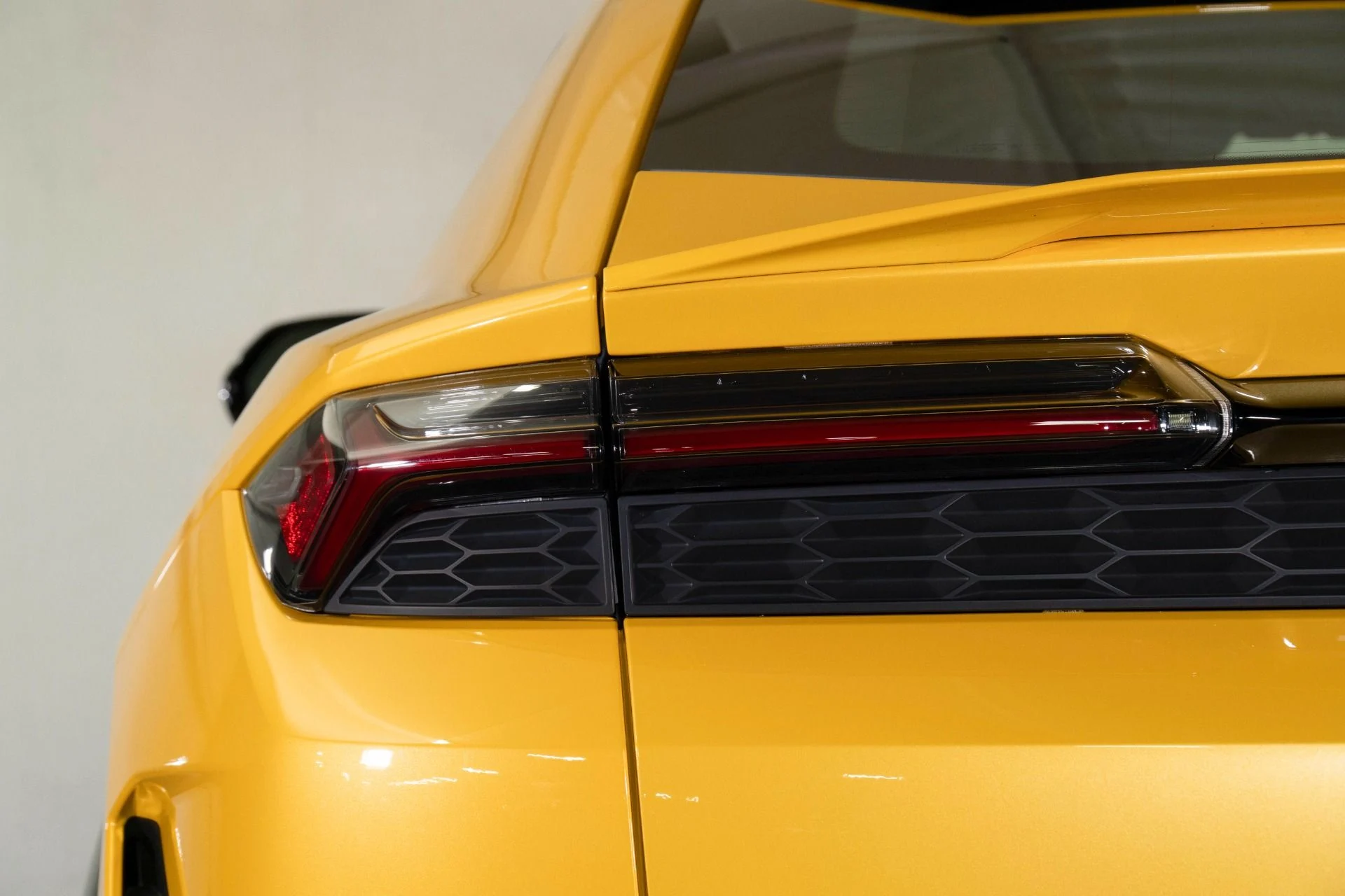 mph018_2323379937_Used_2025_Lamborghini_Urus_SE_1777525057_3fee7b0e46