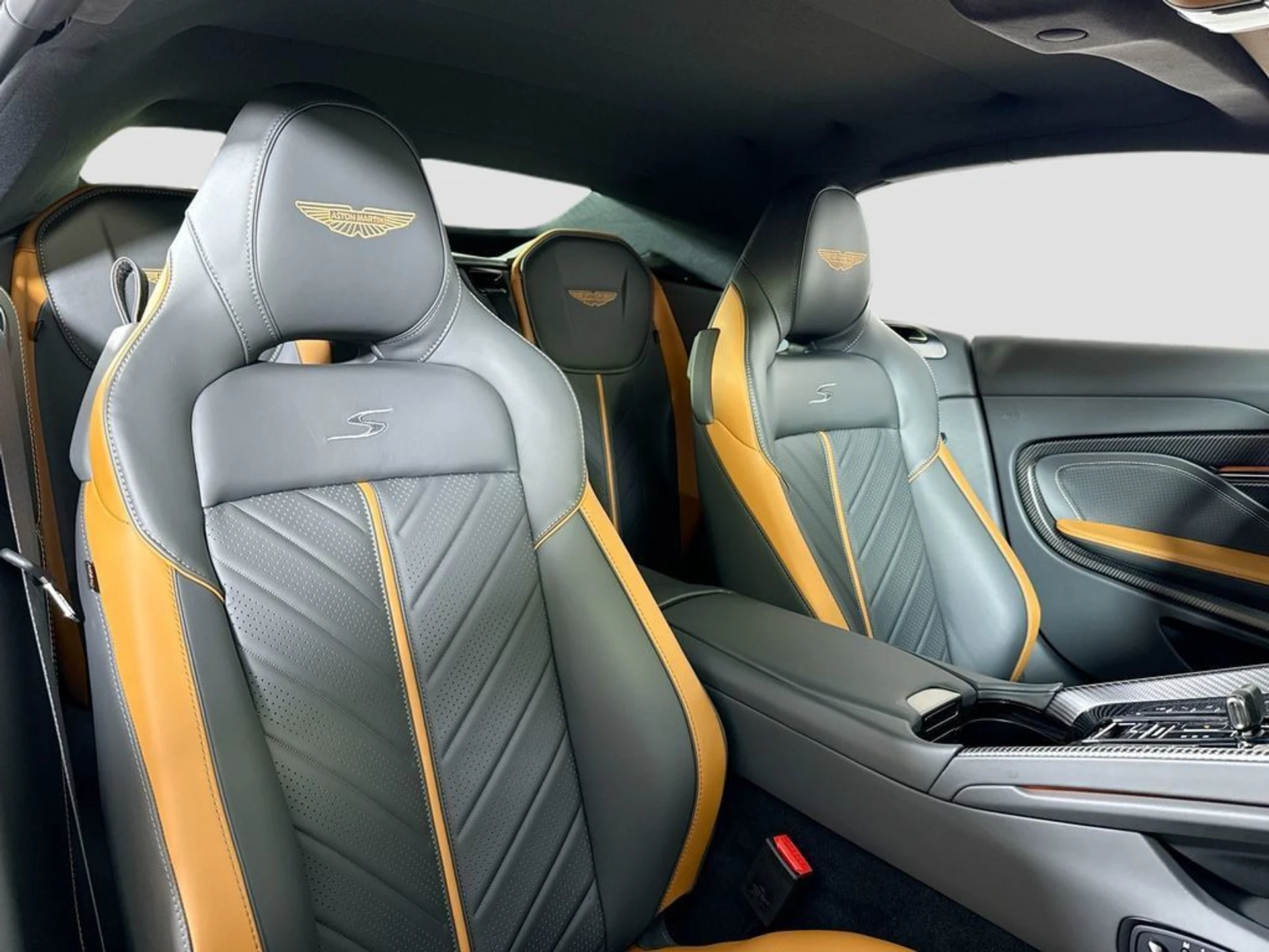 mph018_2338184790_new_2026_aston_martin_db12_s_volante_11350_23037477_19_1024_bb39f5bd08